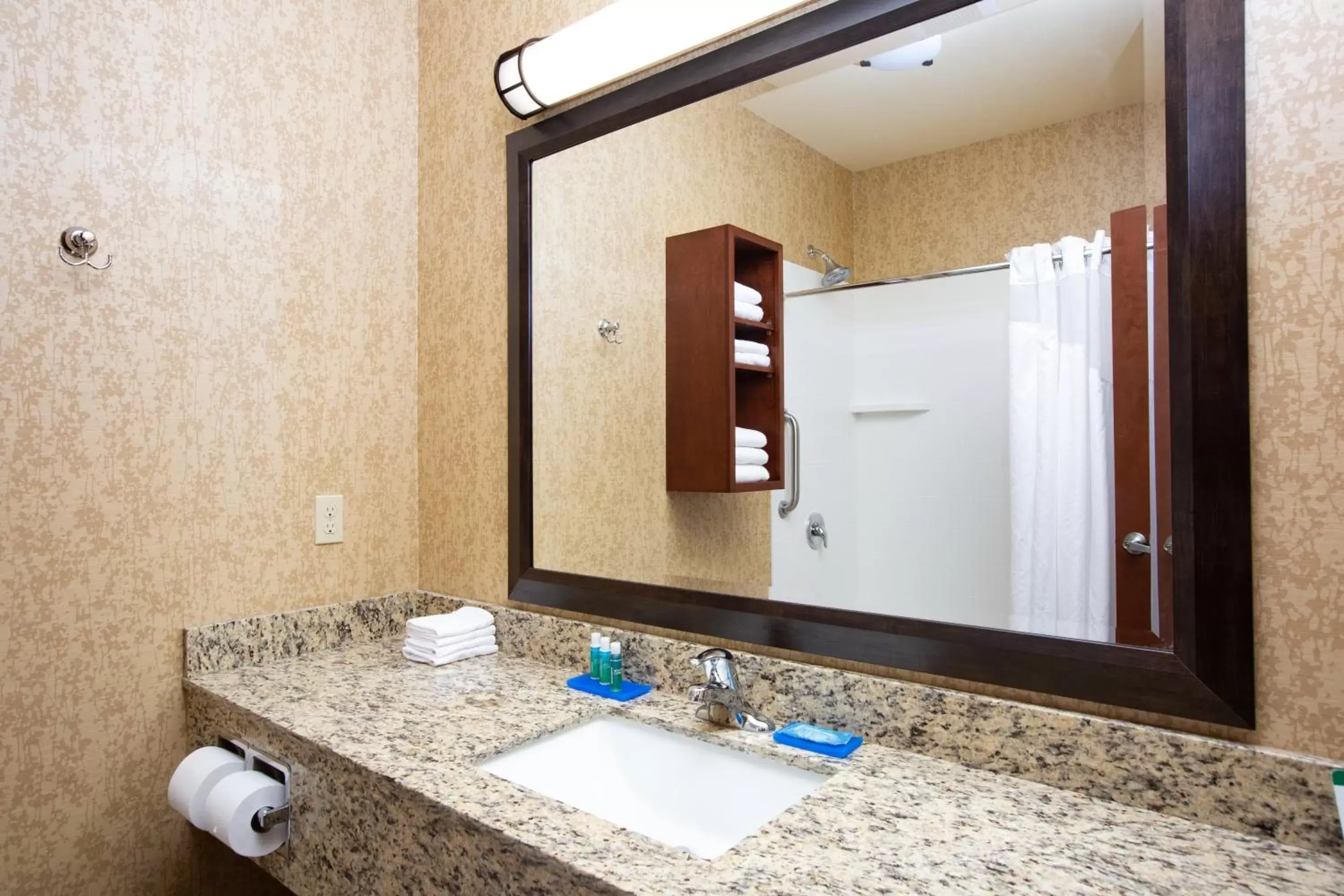 Photo of the whole room, Bathroom in Holiday Inn Express Hotel & Suites Astoria, an IHG Hotel