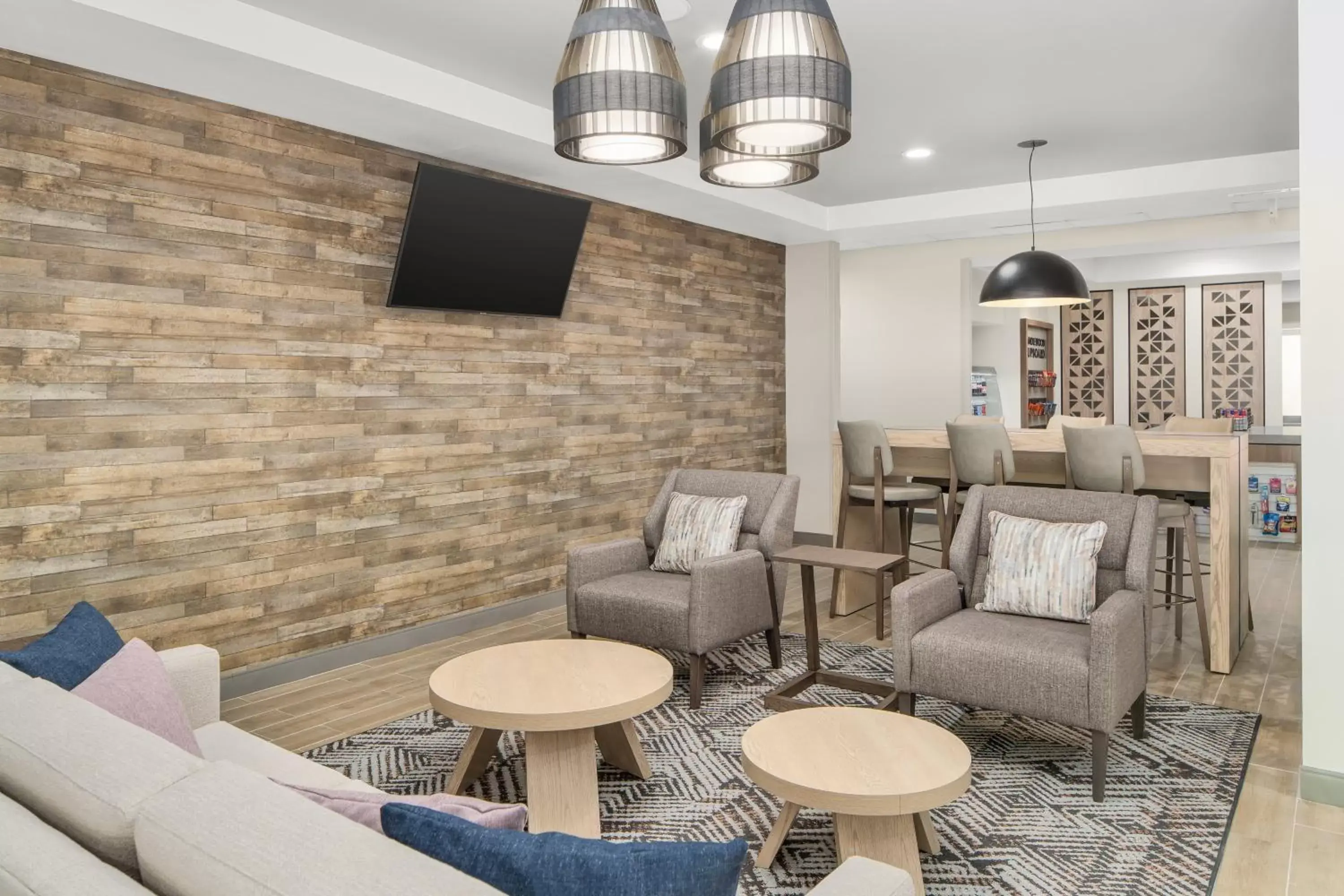 Lobby or reception, Lounge/Bar in Candlewood Suites - Newnan - Atlanta SW, an IHG Hotel