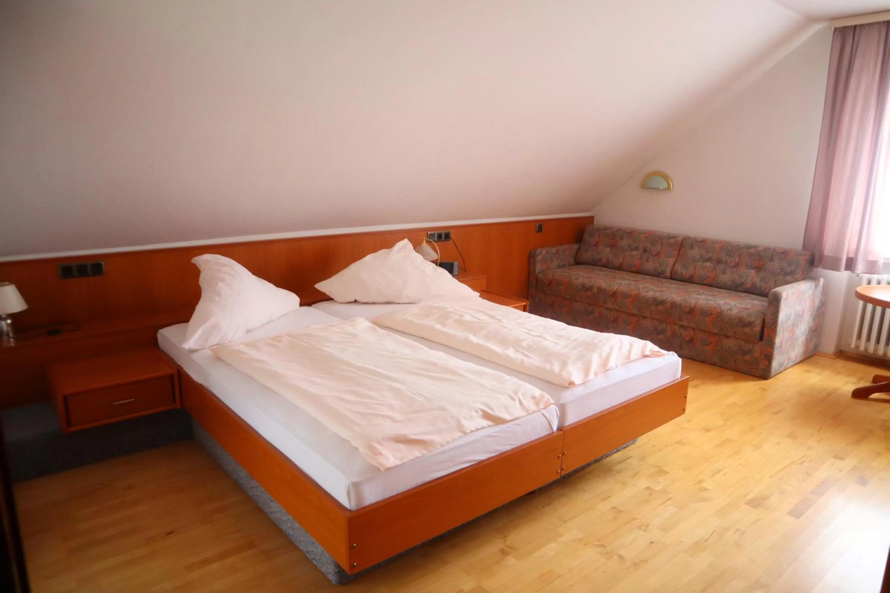 Photo of the whole room, Bed in Pension Zur Harburg