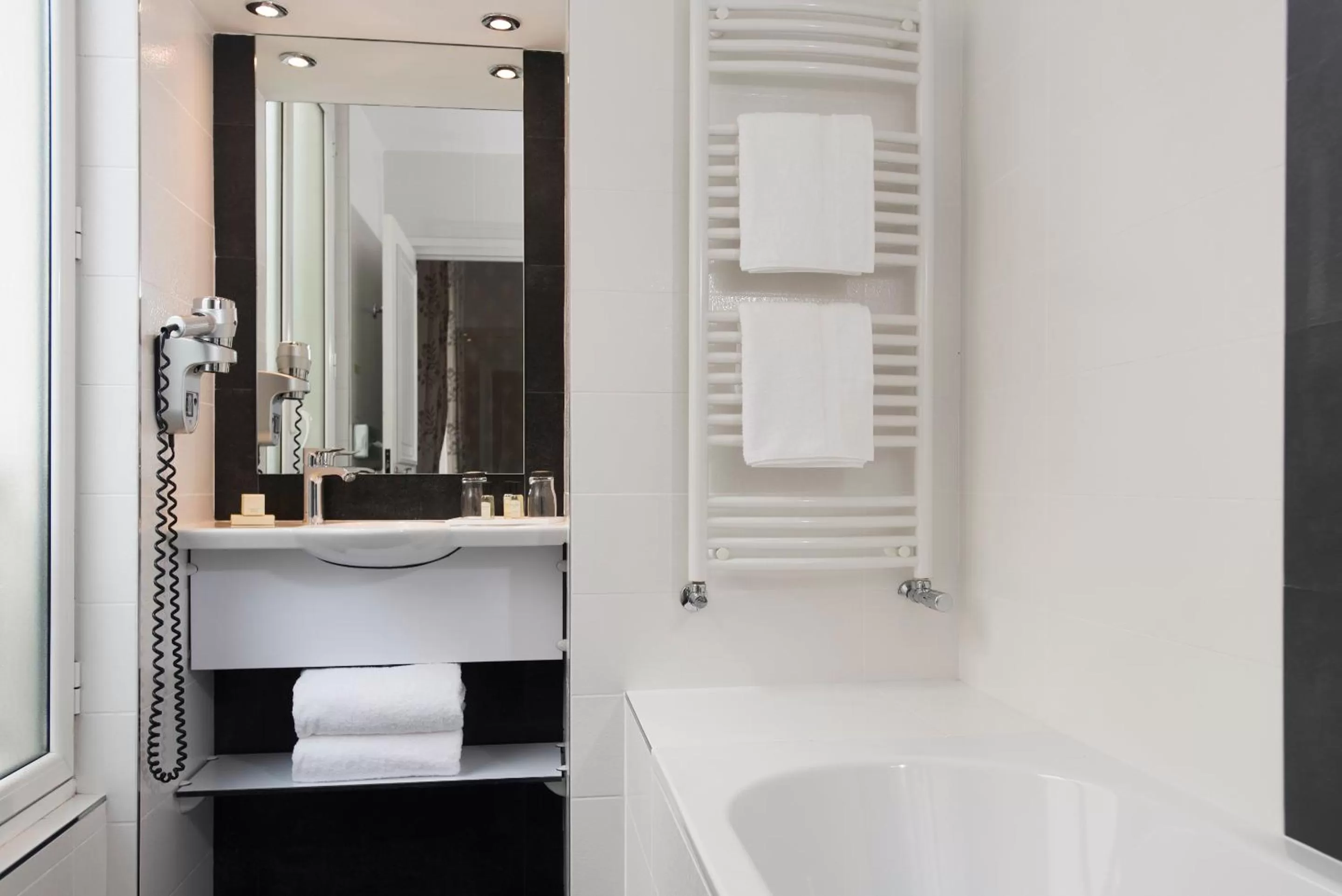 Bathroom in Hôtel Saint-Pétersbourg Opéra & Spa