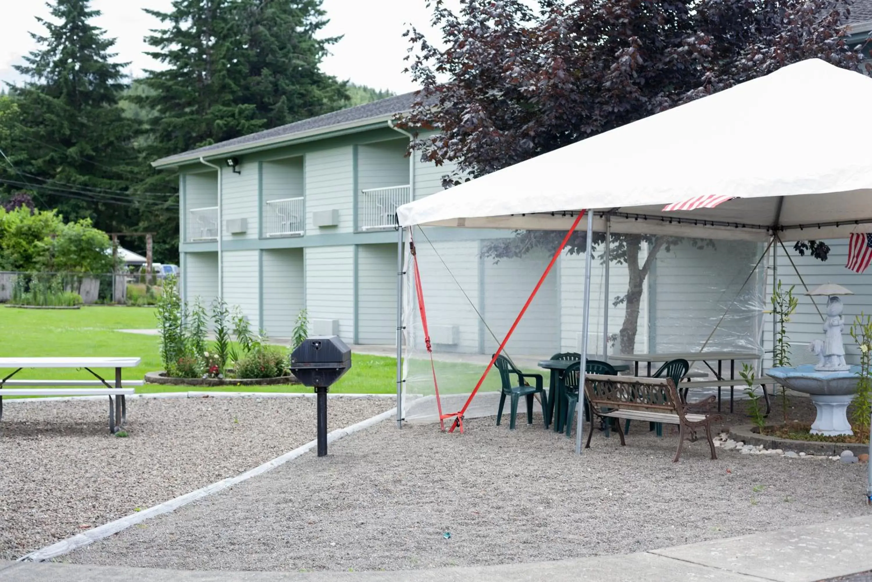 Property building in Dew Drop Inn Property building in Dew Drop Inn