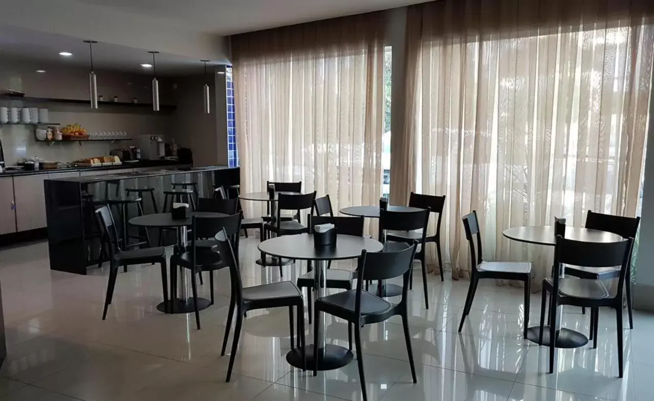 Restaurant/Places to Eat in Hotel Enseada Aeroporto