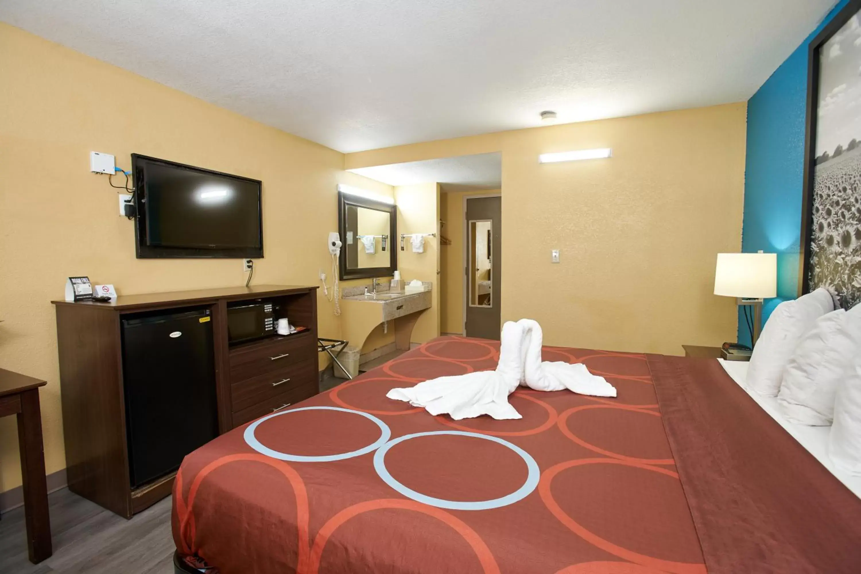 Photo of the whole room, Bed in Super 8 by Wyndham Wichita Airport West Kellogg