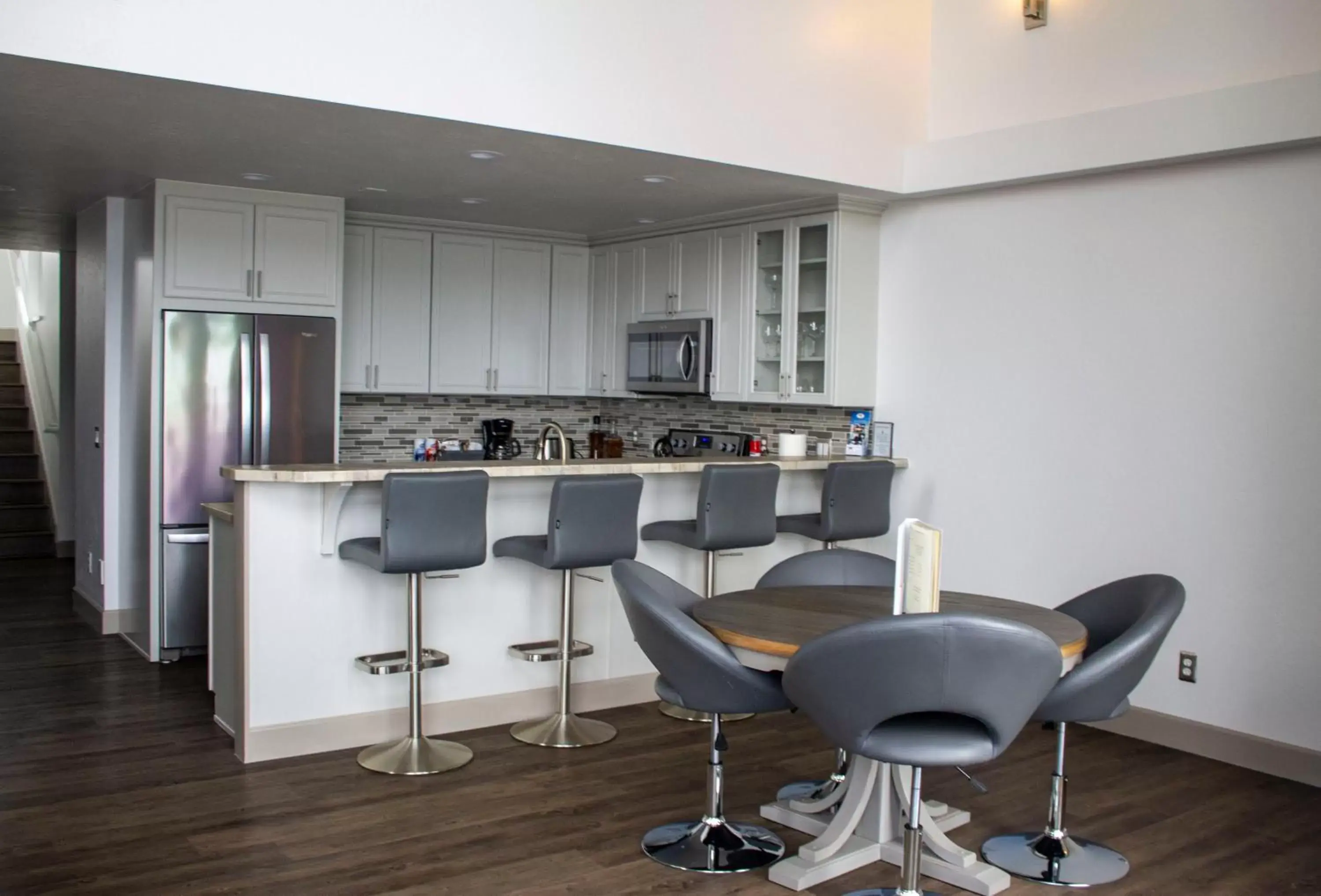 Kitchen or kitchenette, Lounge/Bar in Otter Beach Lodges