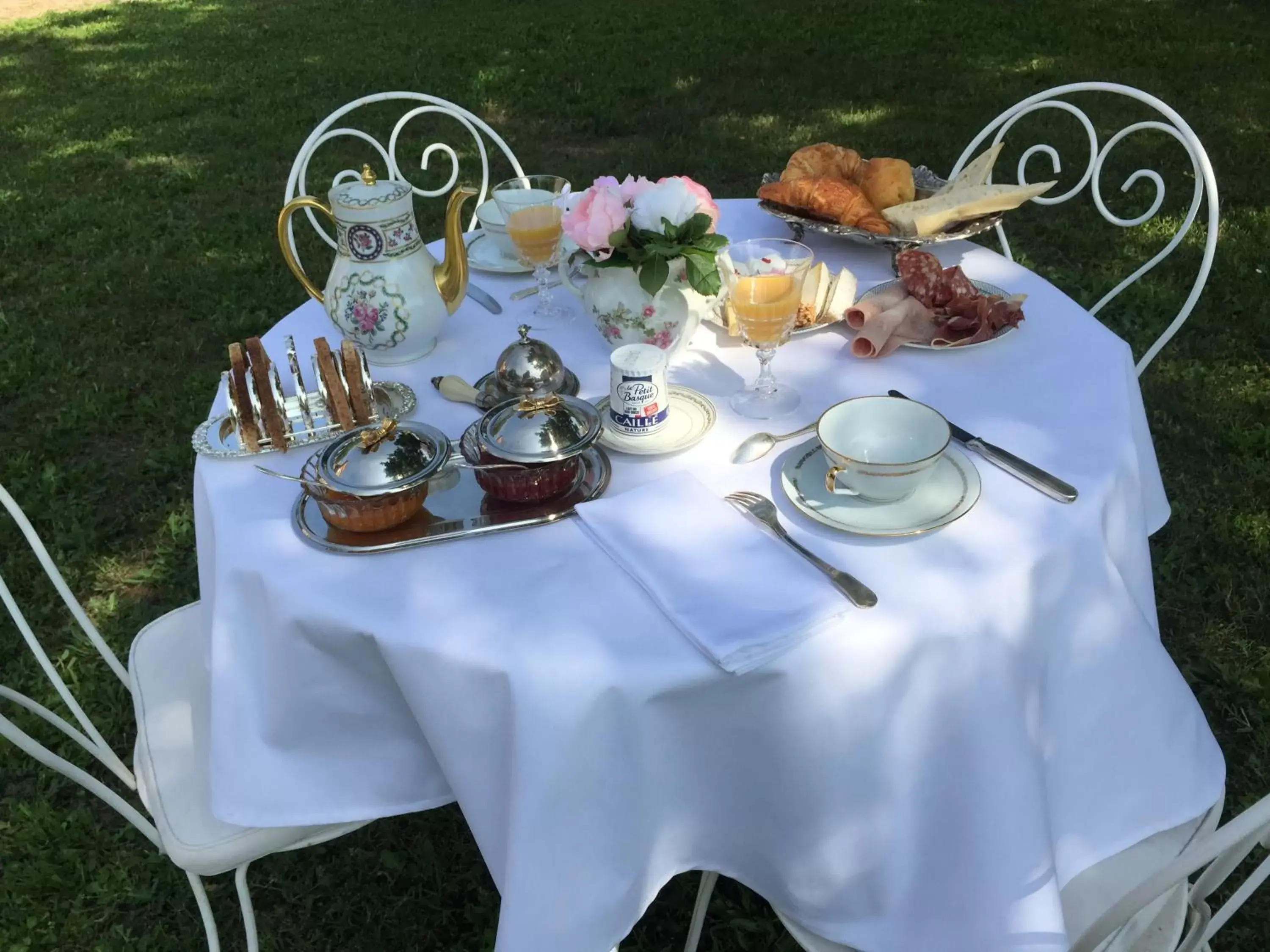 Breakfast in Château Ratou