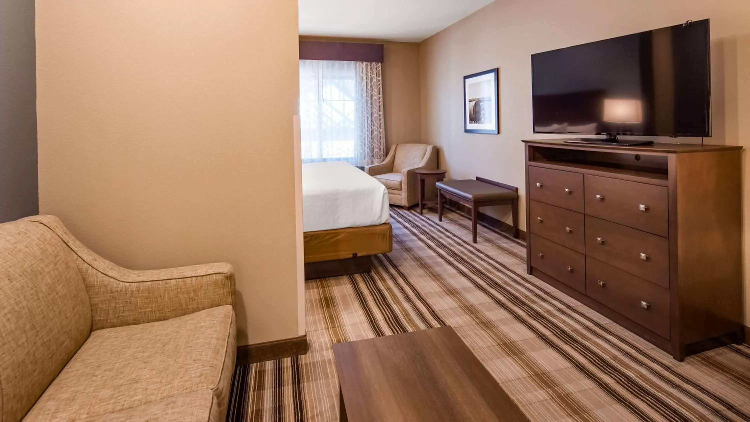 Bedroom, TV/Entertainment Center in Best Western Plus Overland Inn