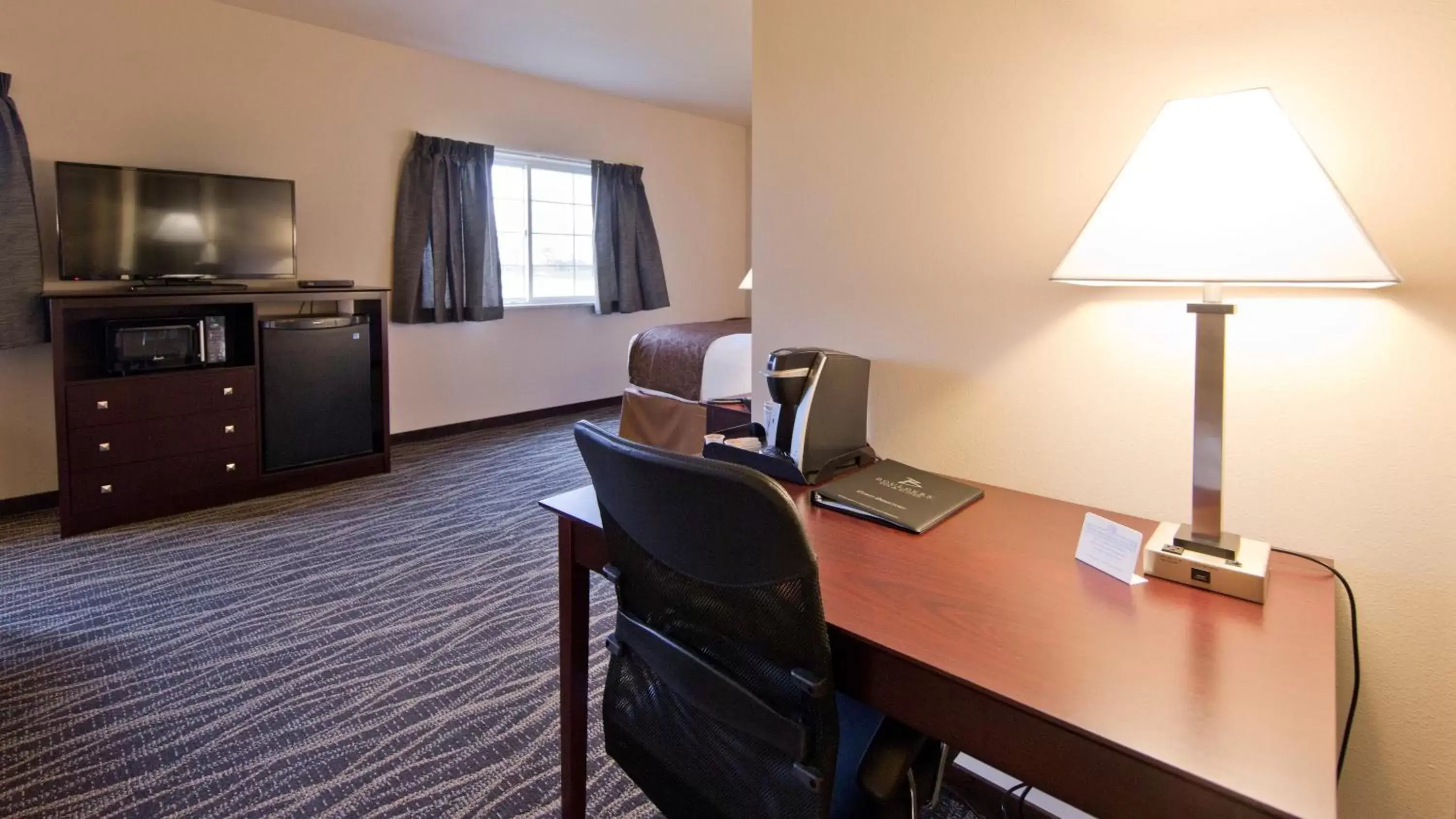 Bed, TV/Entertainment Center in Cobblestone Inn & Suites - Boone