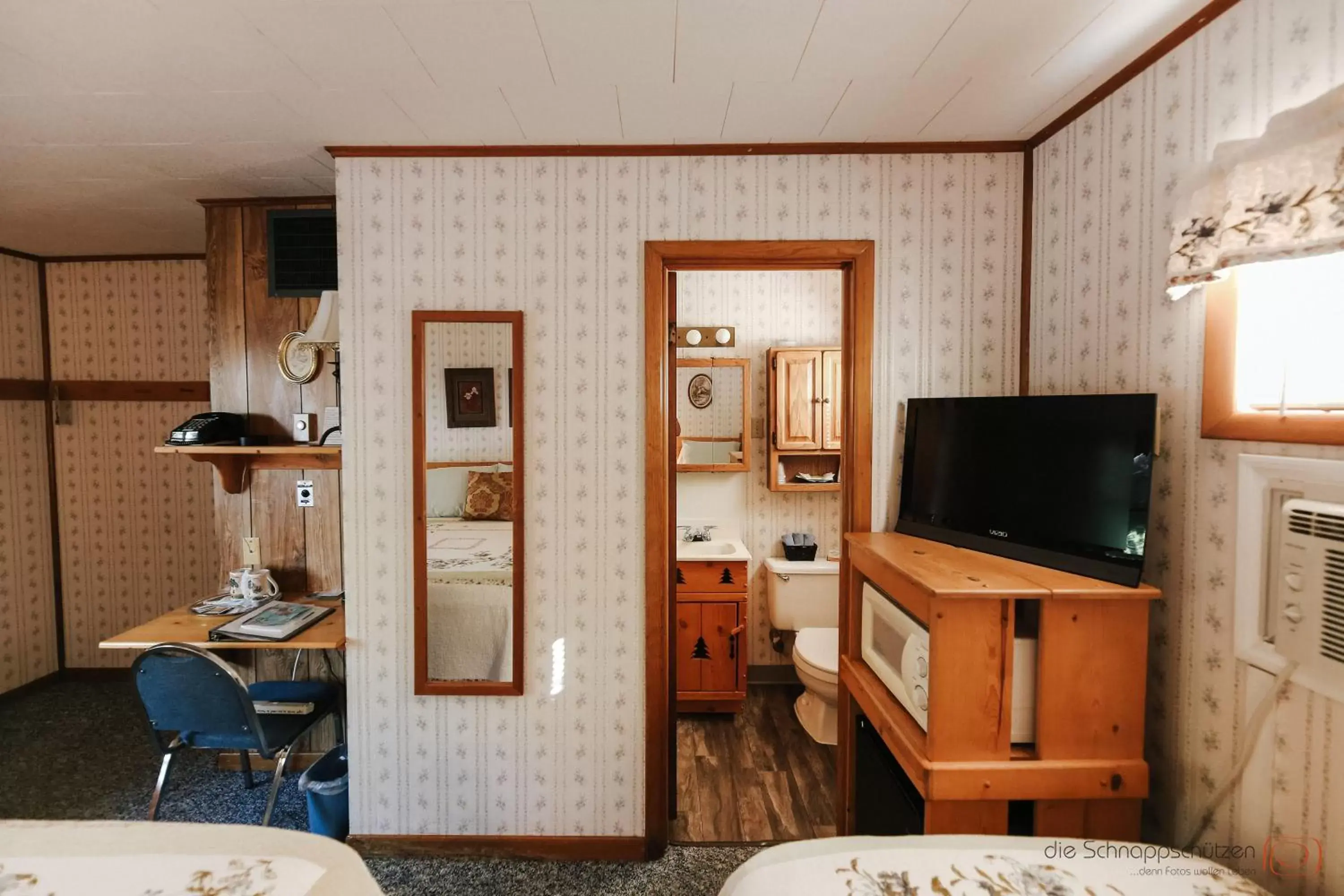 Toilet, TV/Entertainment Center in The Pines Country Inn