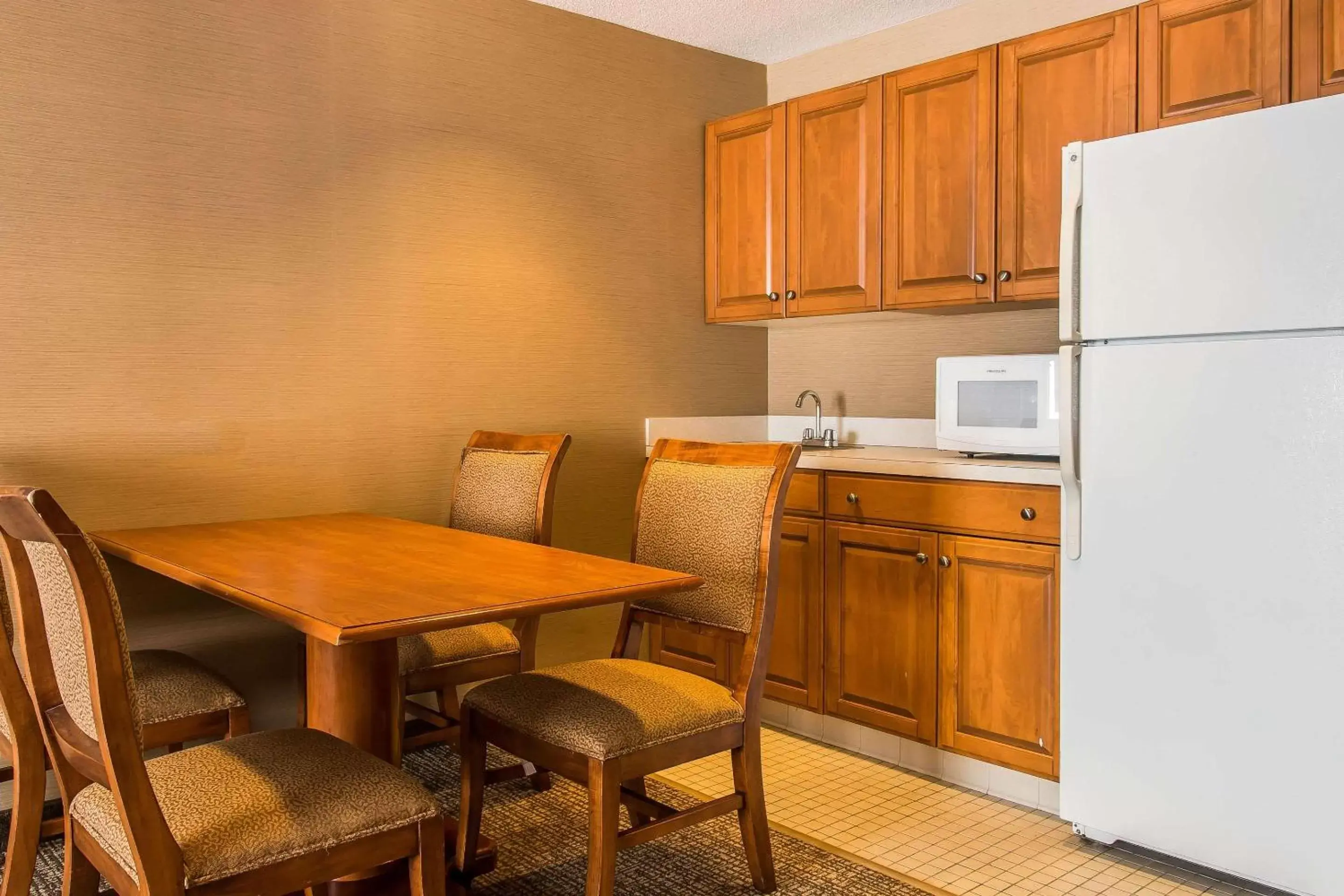 Photo of the whole room, Kitchen/Kitchenette in Comfort Inn Chelsea