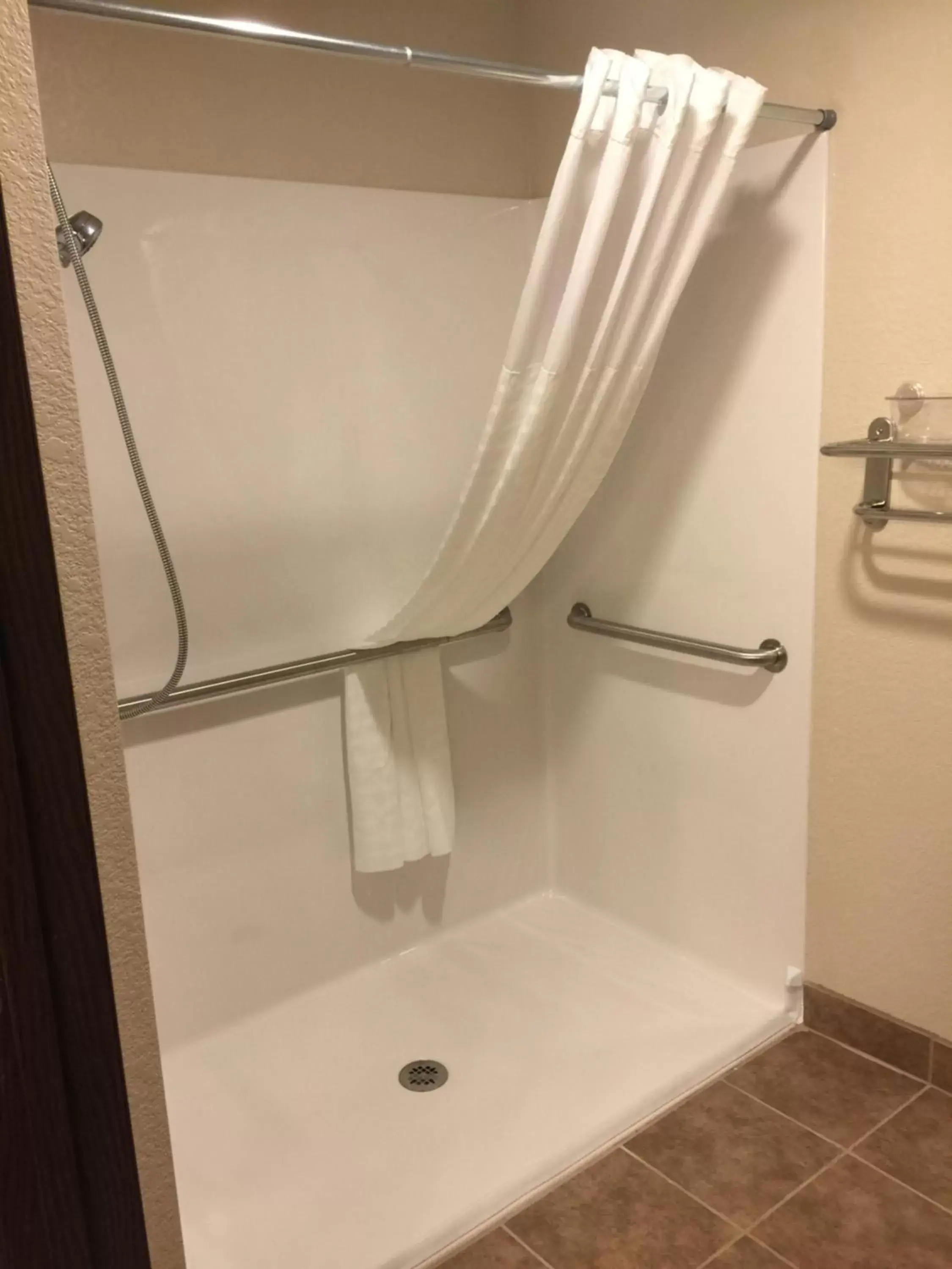 Shower, Bathroom in Cobblestone Inn & Suites Maryville