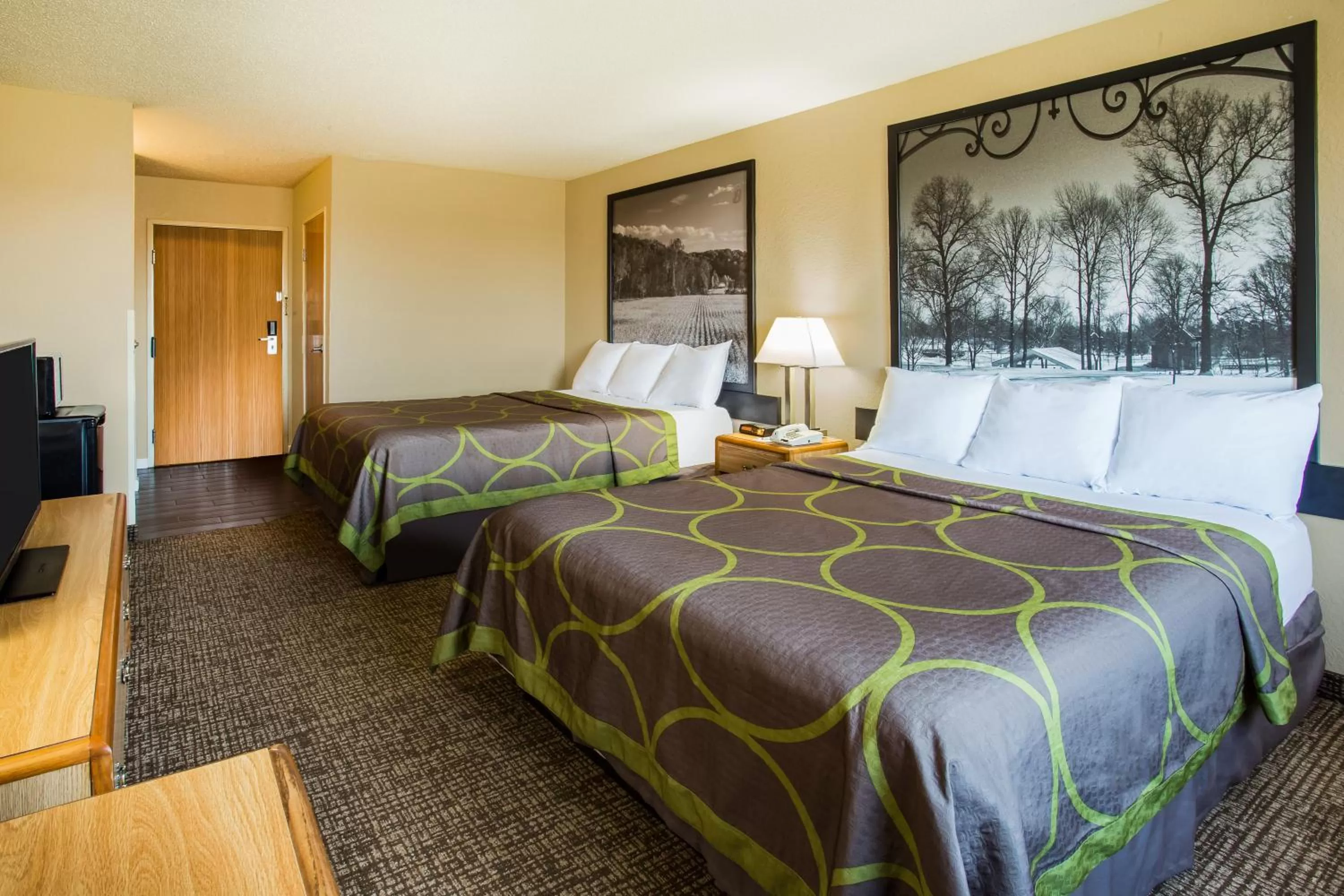 Photo of the whole room, Bed in Super 8 by Wyndham Remington