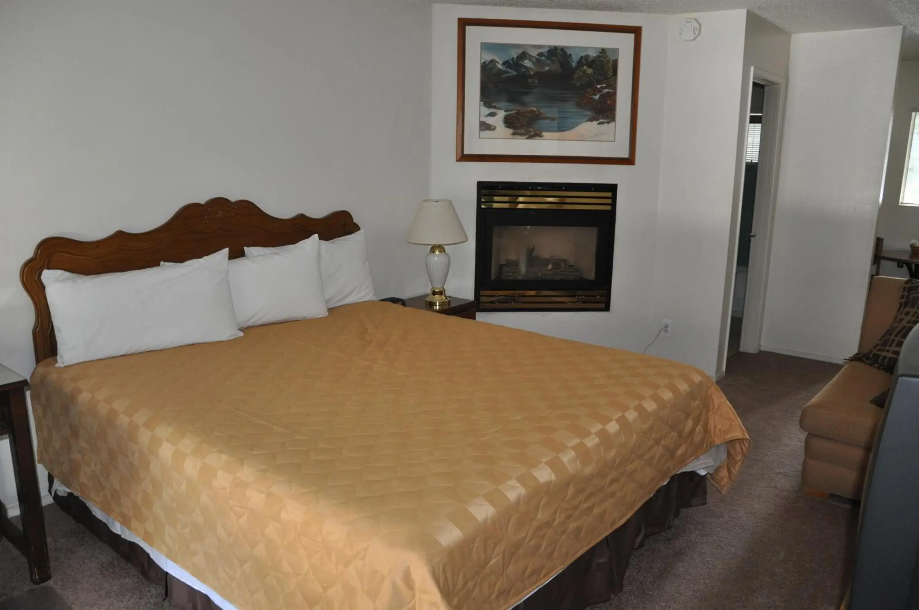 Bed in Cedar Inn & Suites