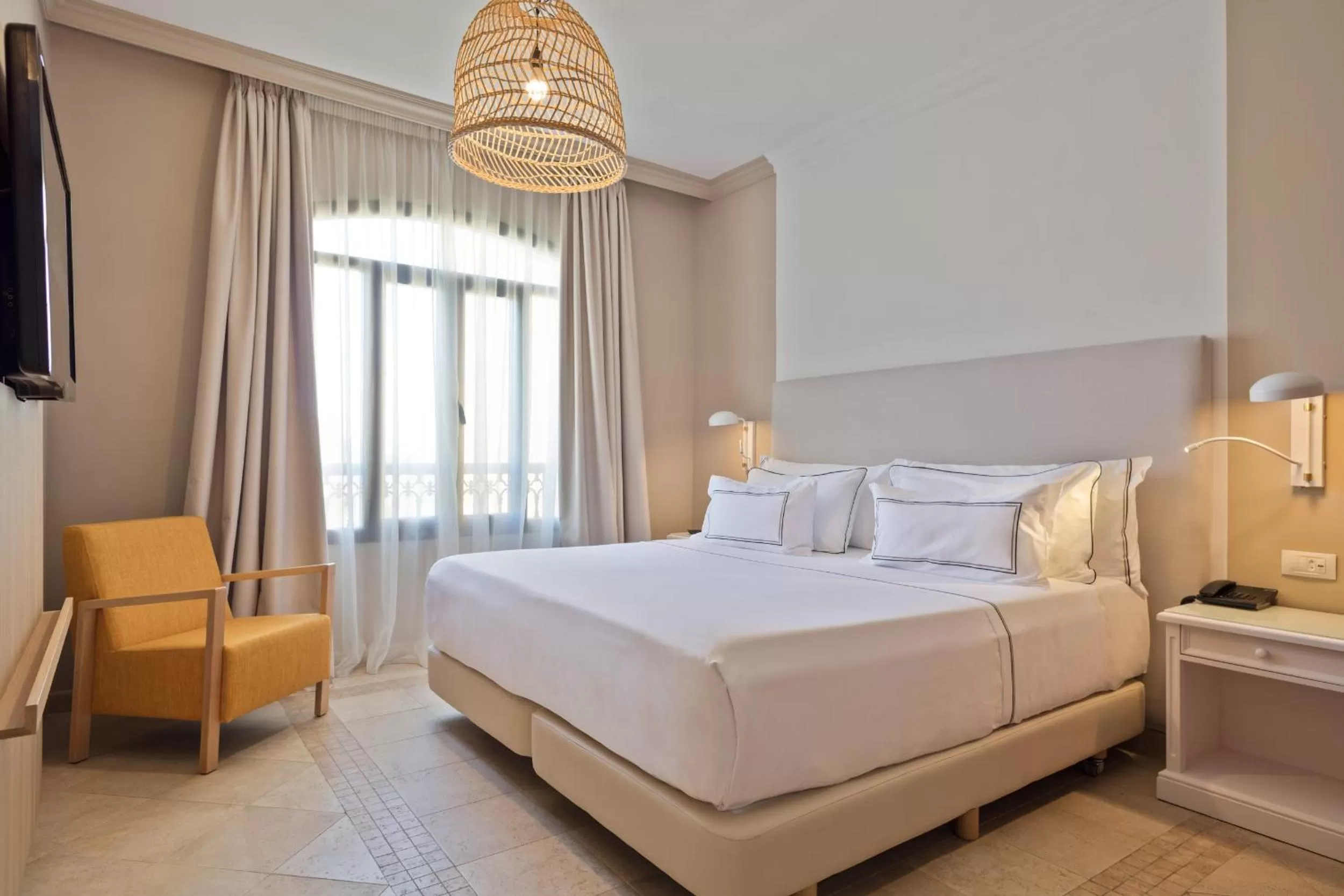 Photo of the whole room, Bed in Melia Villaitana