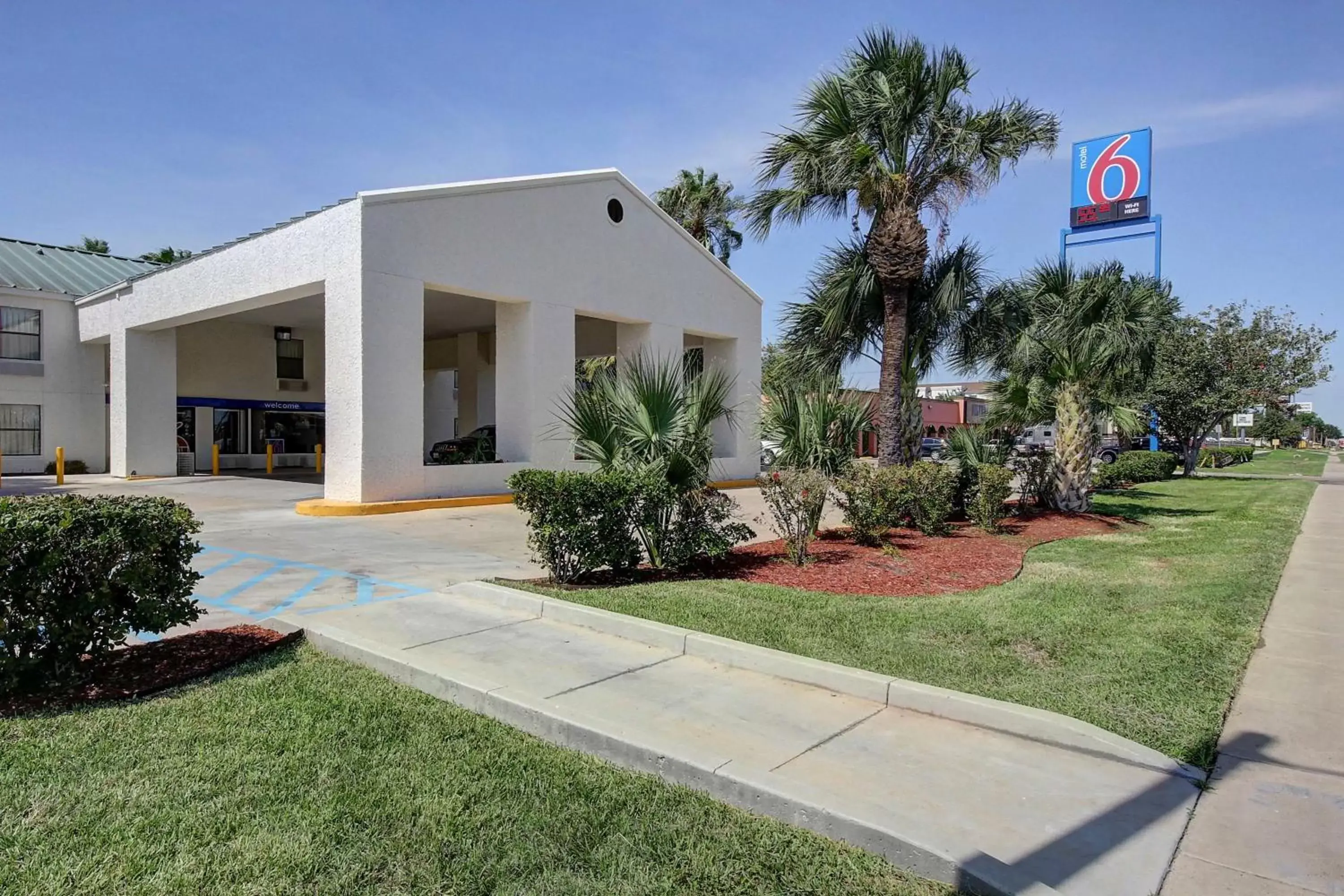 Property building, Garden in Motel 6-Laredo, TX - North I-35