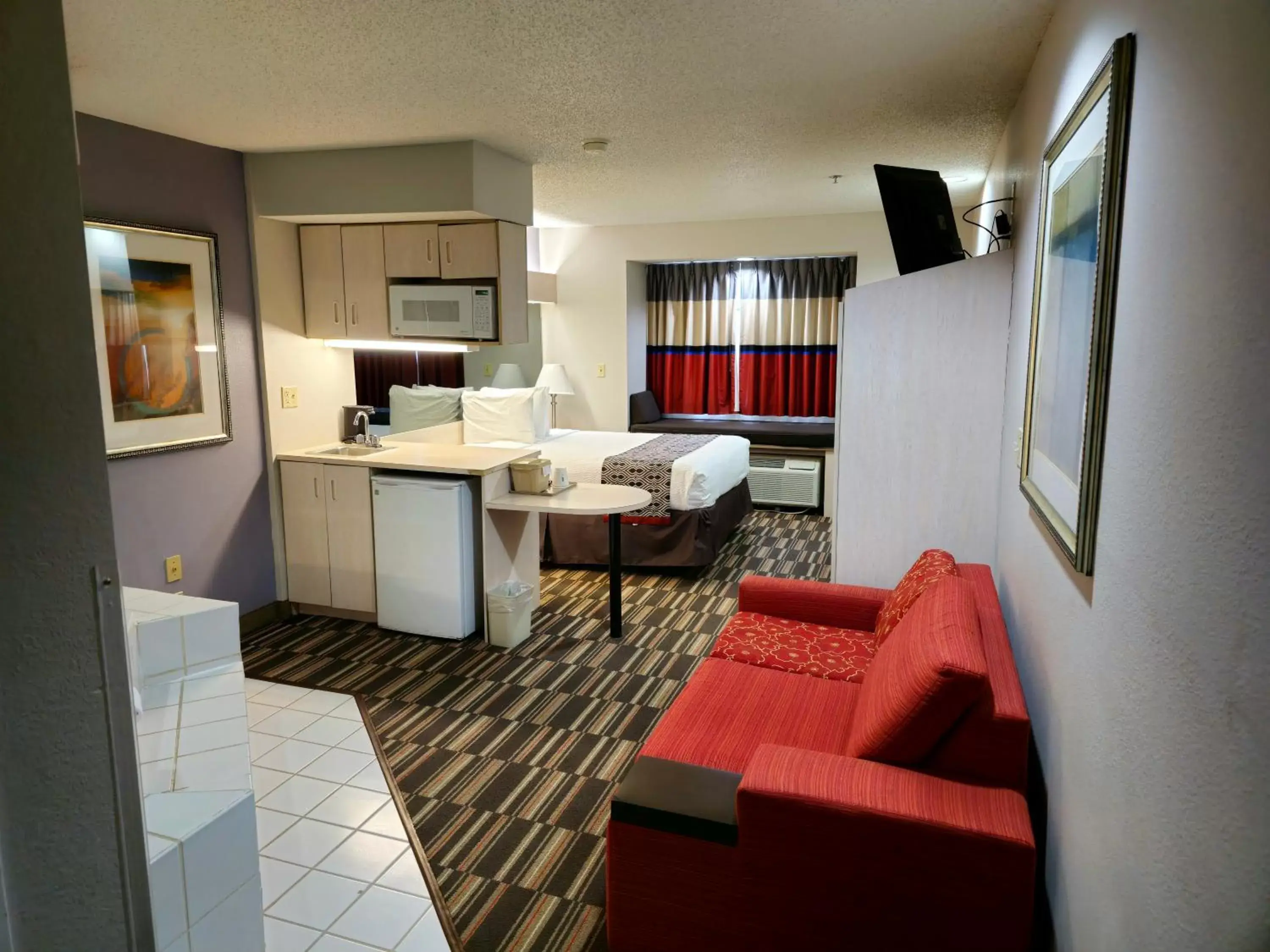 Bed, Kitchen/Kitchenette in Microtel Inn & Suites Claremore