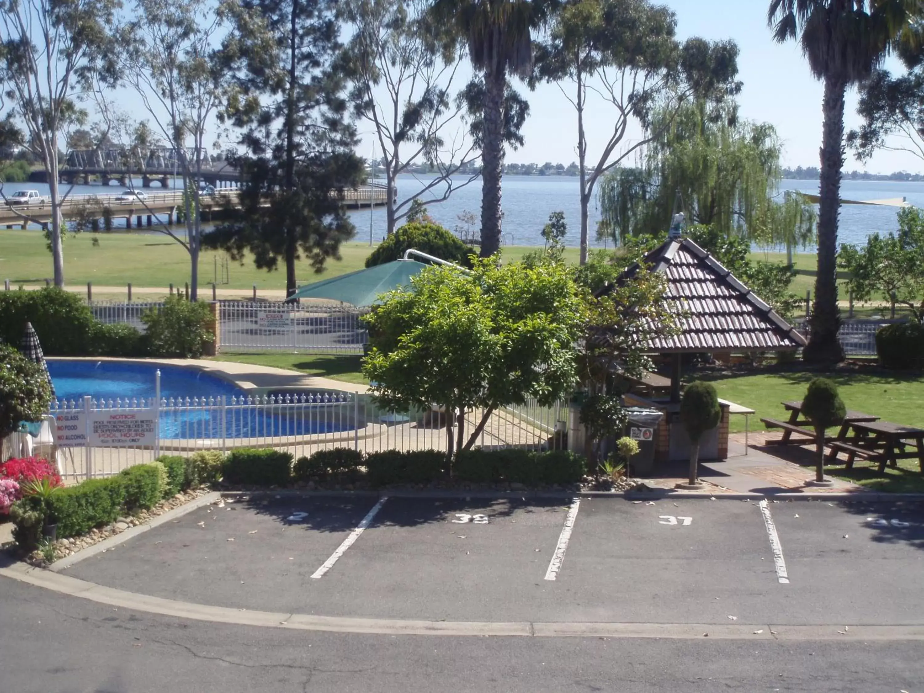 Swimming Pool in Lakeview Motel