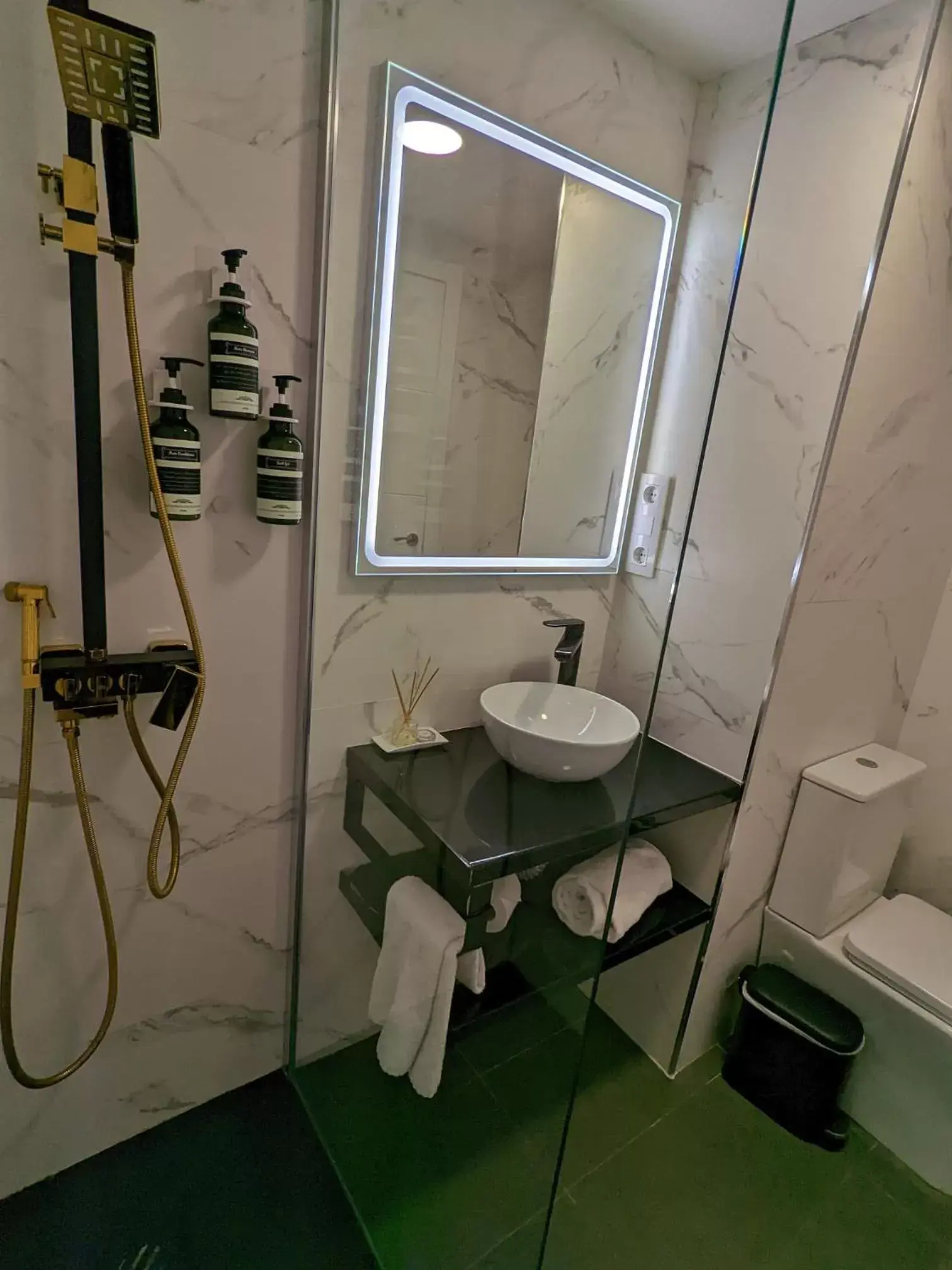 Shower, Bathroom in Catalina Suites