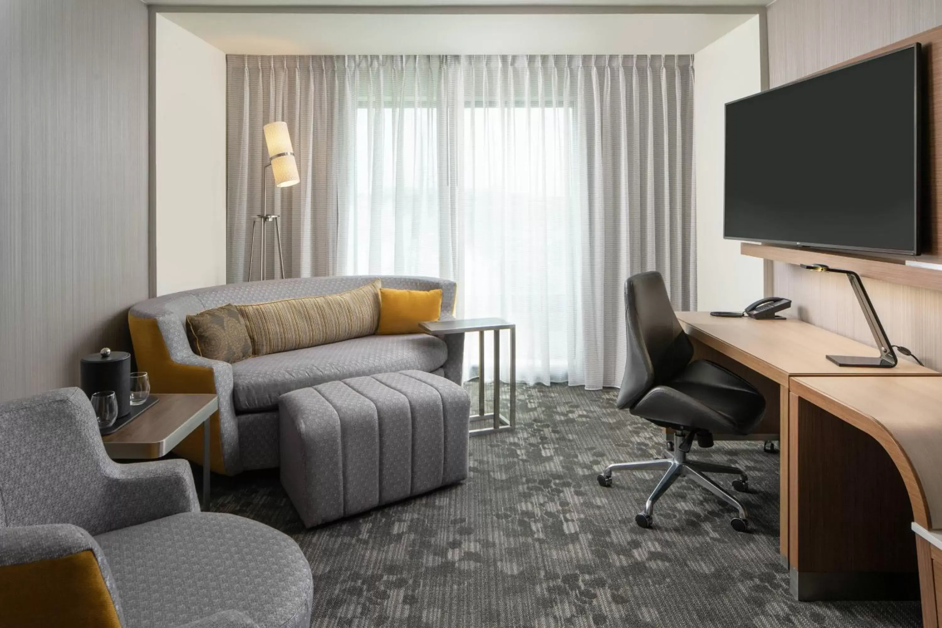 Living room, TV/Entertainment Center in Courtyard by Marriott Lafayette South