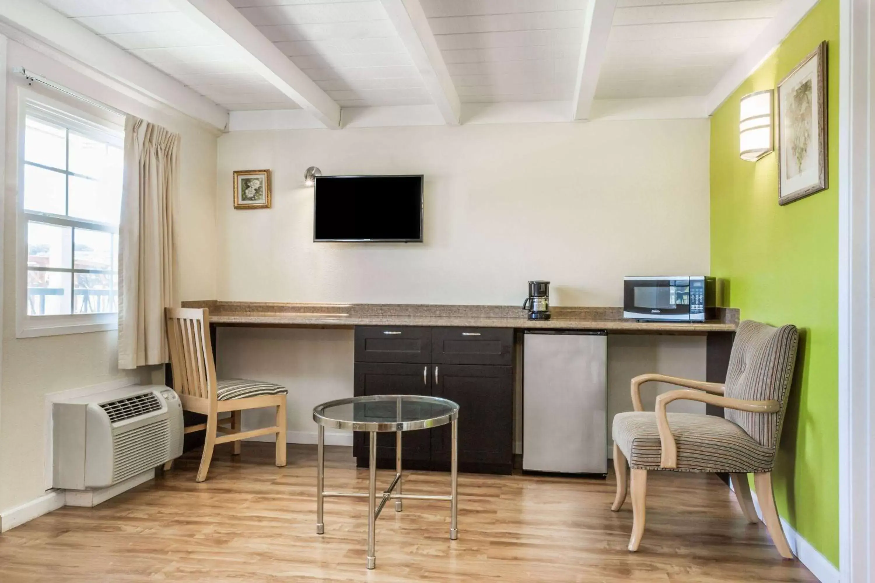 Lobby or reception, TV/Entertainment Center in Travelodge by Wyndham Fairfield/Napa Valley