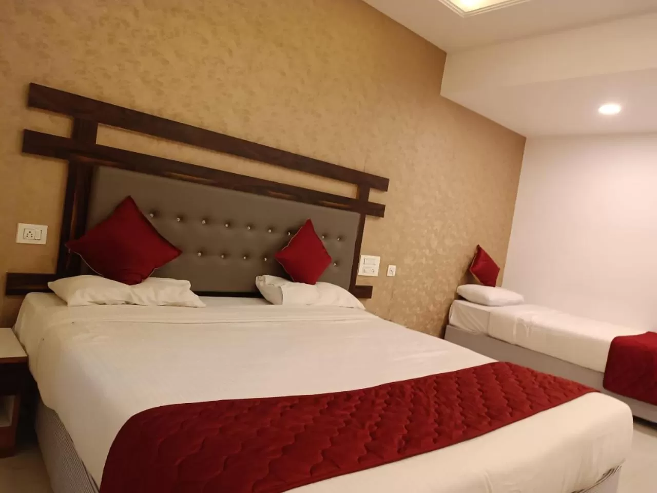 Bed in Hotel Woodside Prestige