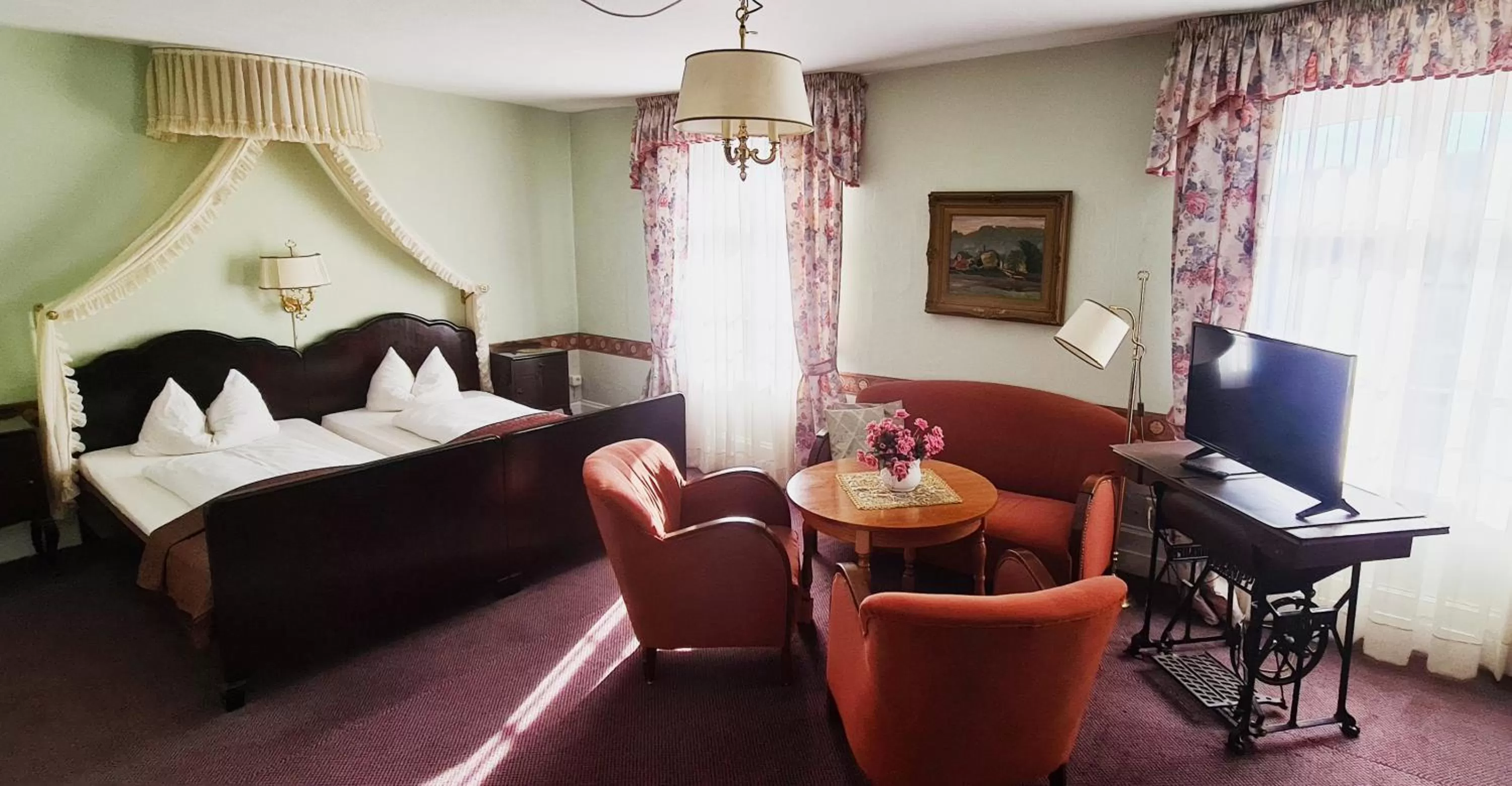 Seating area, Bed in Historisches Hotel zum Schwan