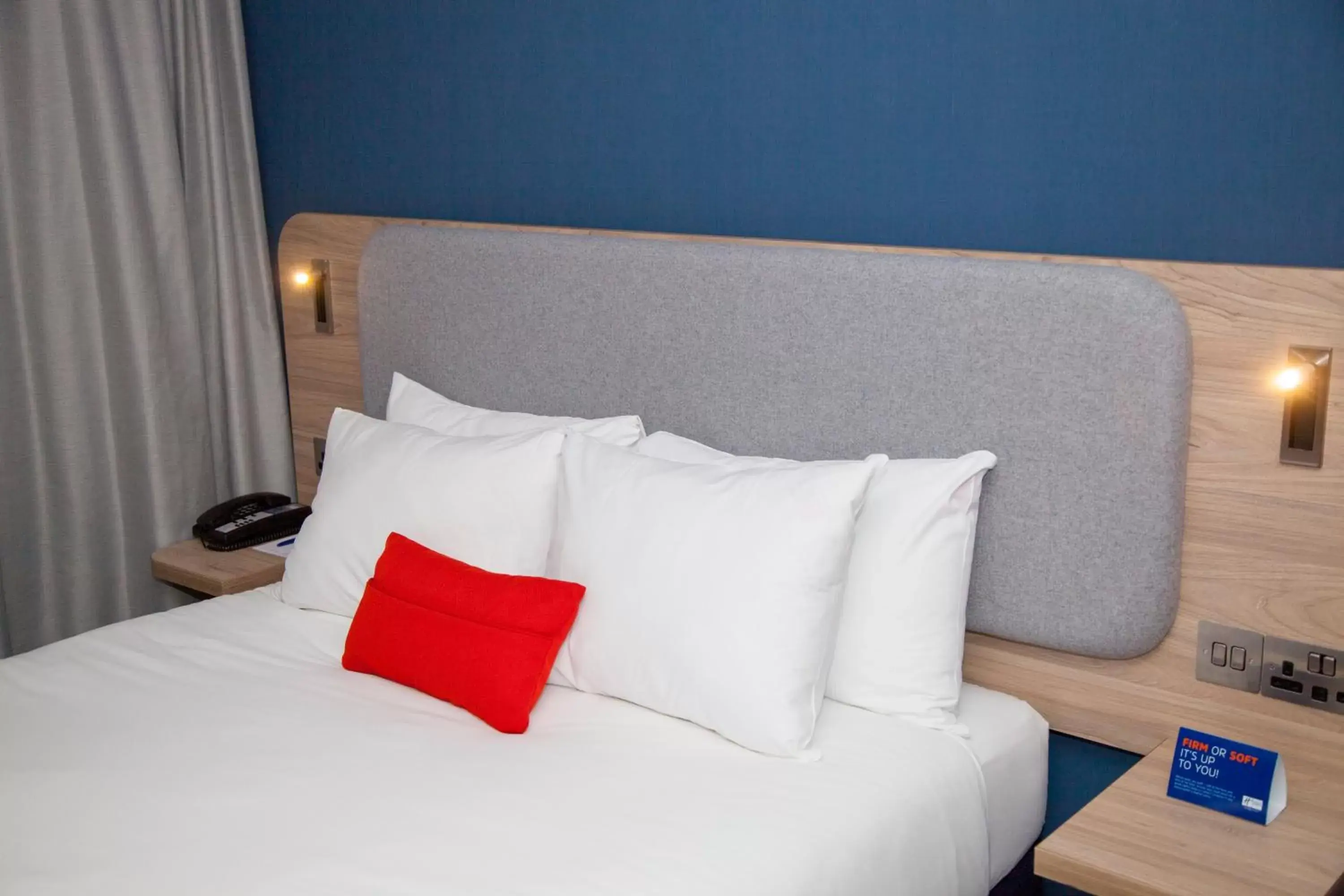 Photo of the whole room, Bed in Holiday Inn Express Cardiff Bay by IHG Photo of the whole room, Bed in Holiday Inn Express Cardiff Bay by IHG