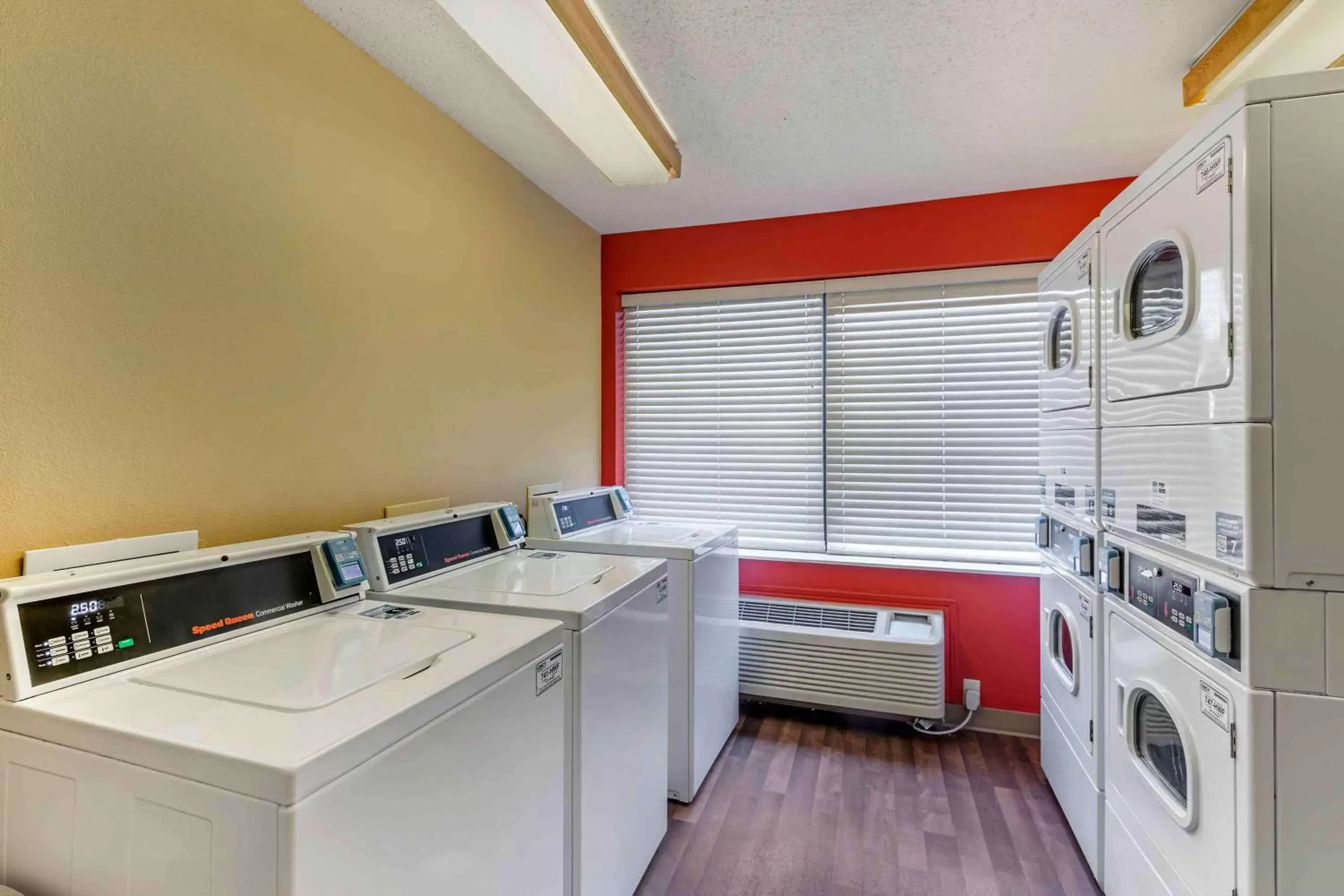 Property building, Kitchen/Kitchenette in Extended Stay America Suites - Fort Worth - Fossil Creek