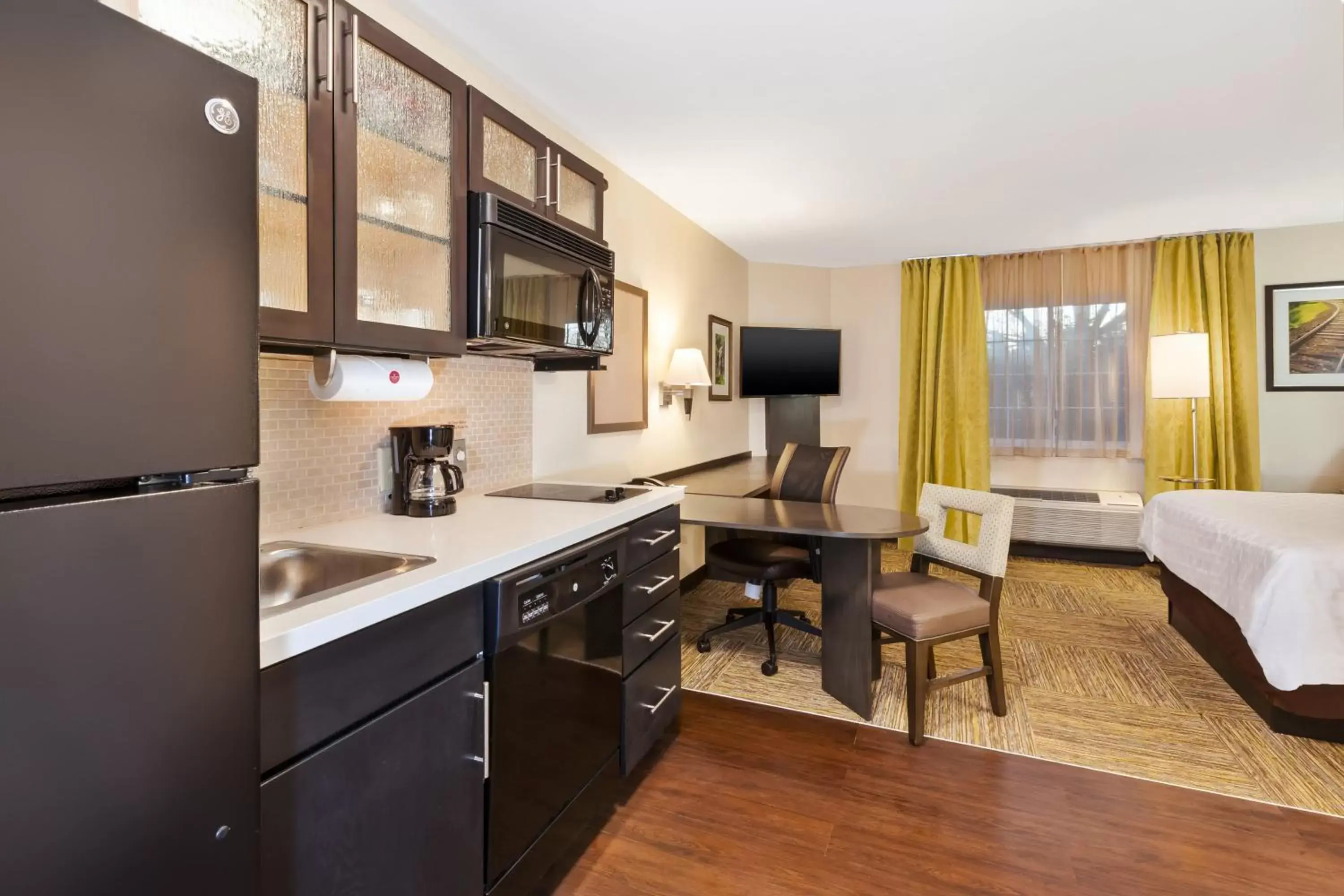 Photo of the whole room, Kitchen/Kitchenette in Candlewood Suites Huntersville-Lake Norman Area, an IHG Hotel