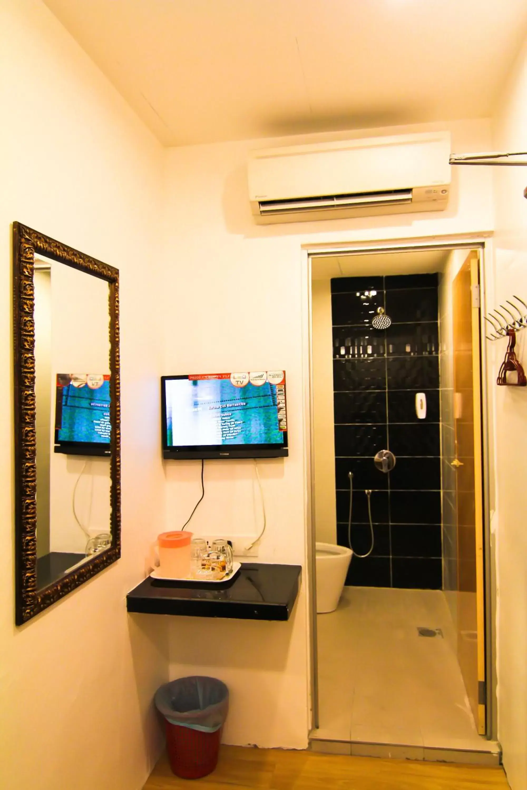 Shower, TV/Entertainment Center in Hotel Rasah Seremban