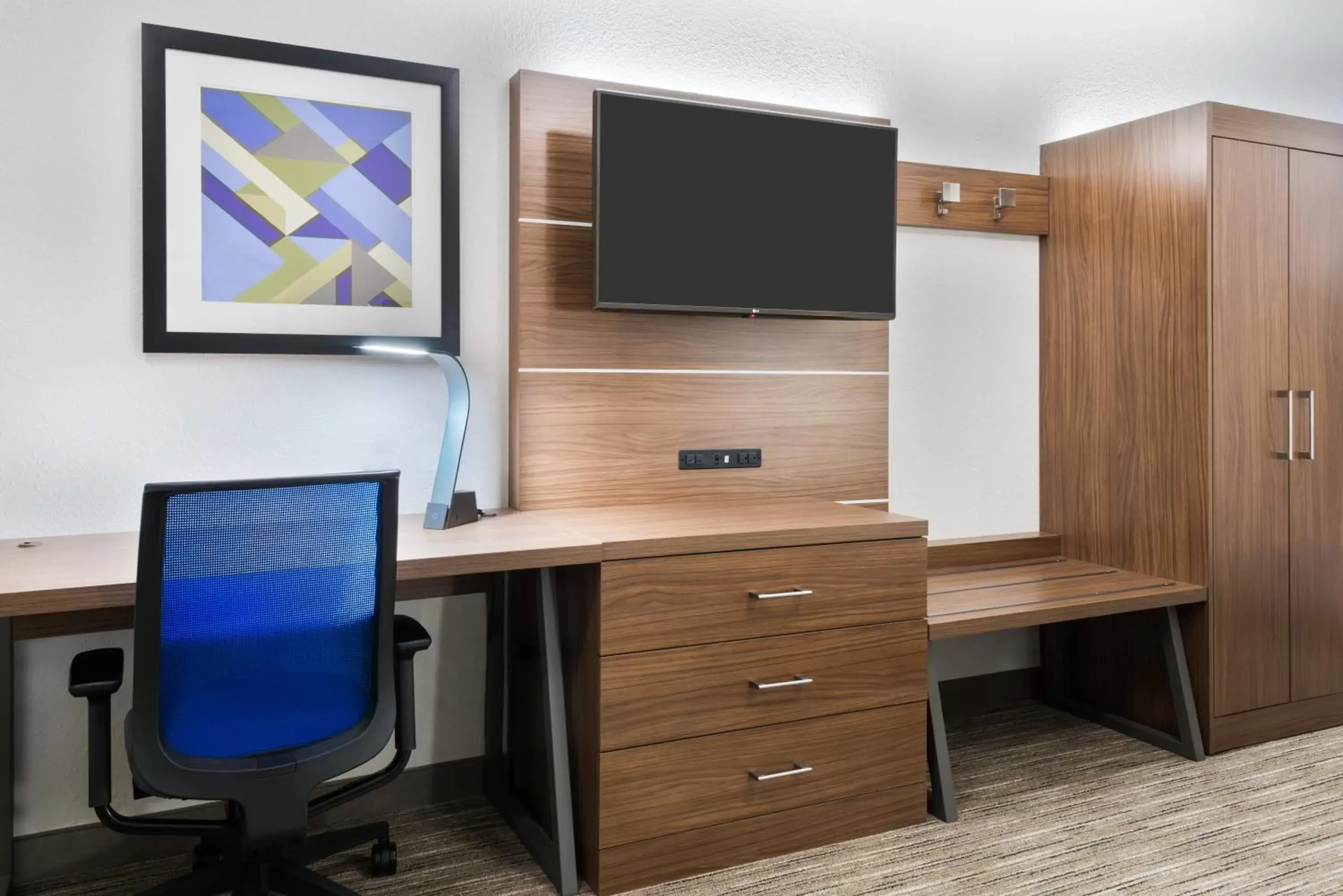 Queen Room - Mobility Access/Hearing Accessible in Holiday Inn Express & Suites - Columbus Airport East, an IHG Hotel Queen Room - Mobility Access/Hearing Accessible in Holiday Inn Express & Suites - Columbus Airport East, an IHG Hotel