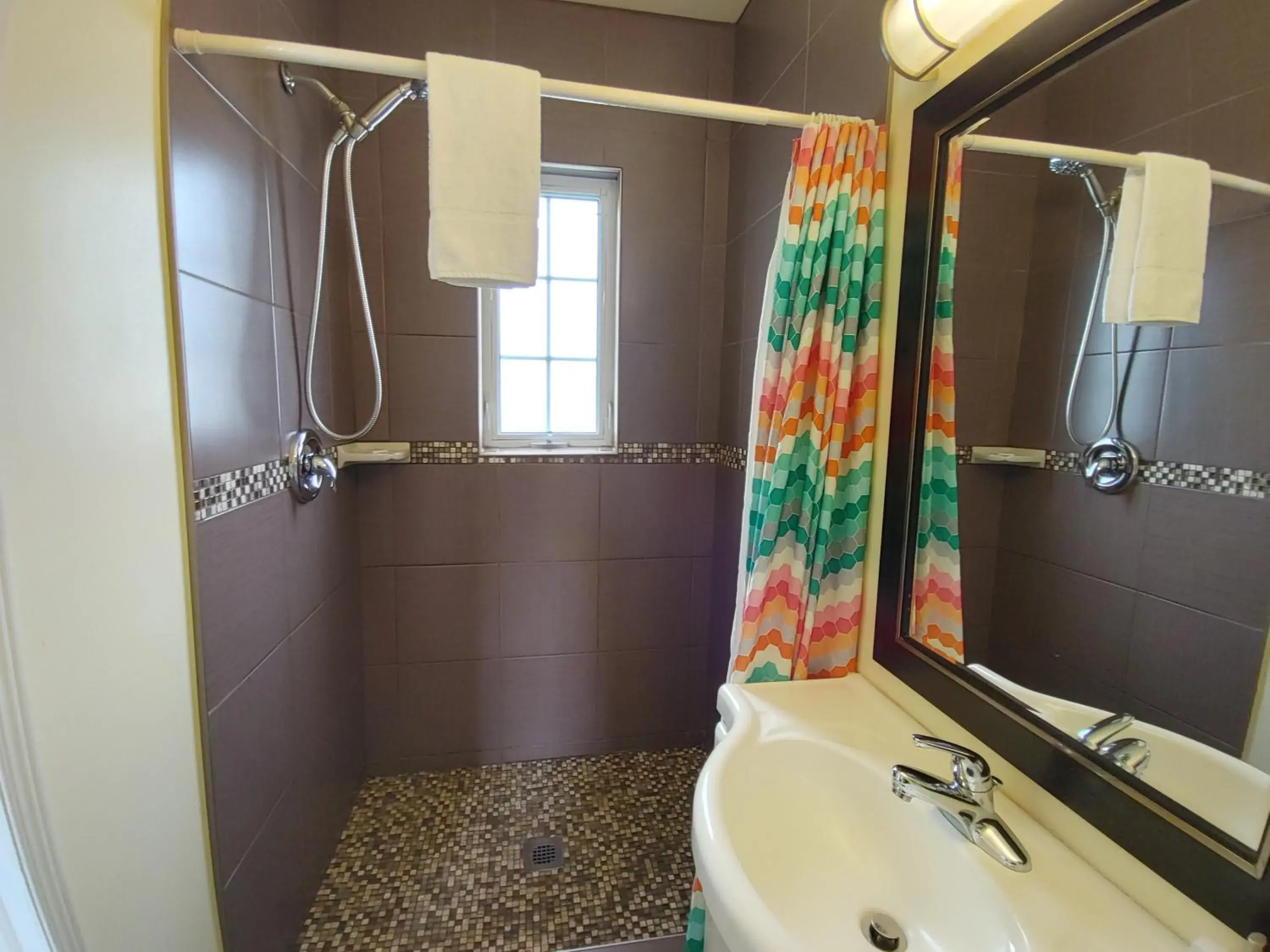 Shower, Bathroom in North Bay Inn