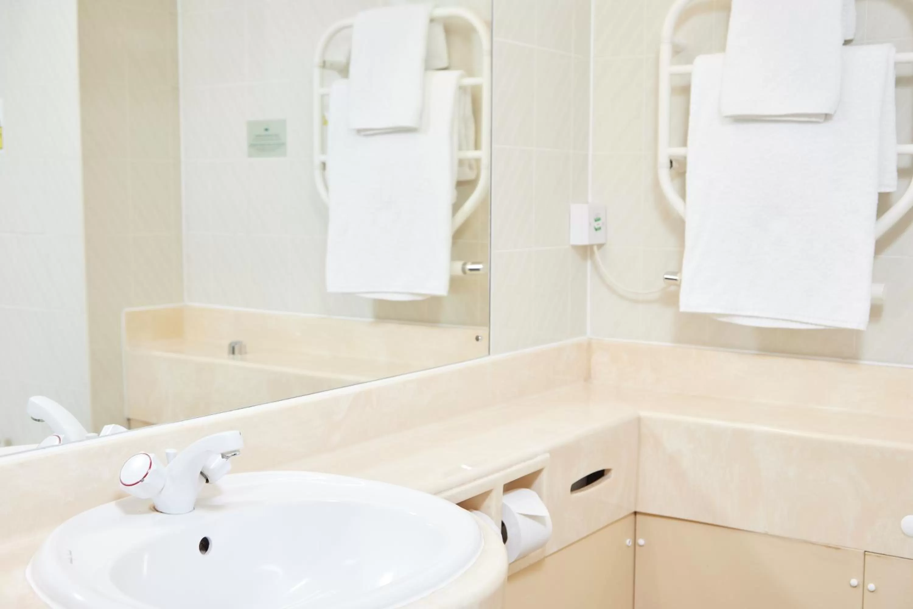Bathroom in Farmhouse Innlodge by Greene King Inns