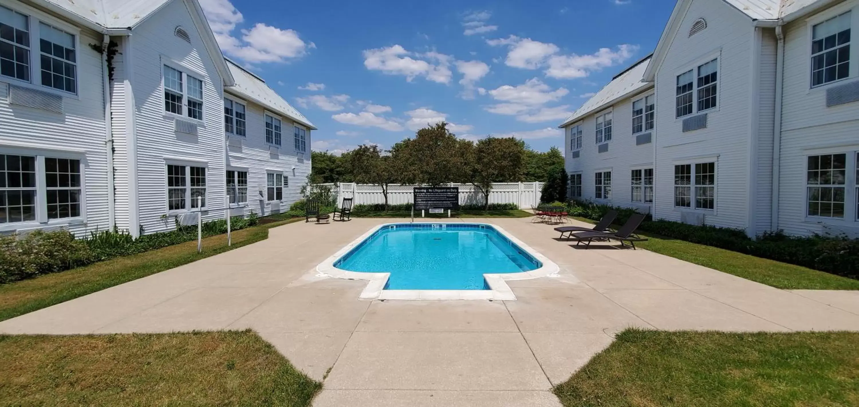 Swimming Pool in Amish Inn