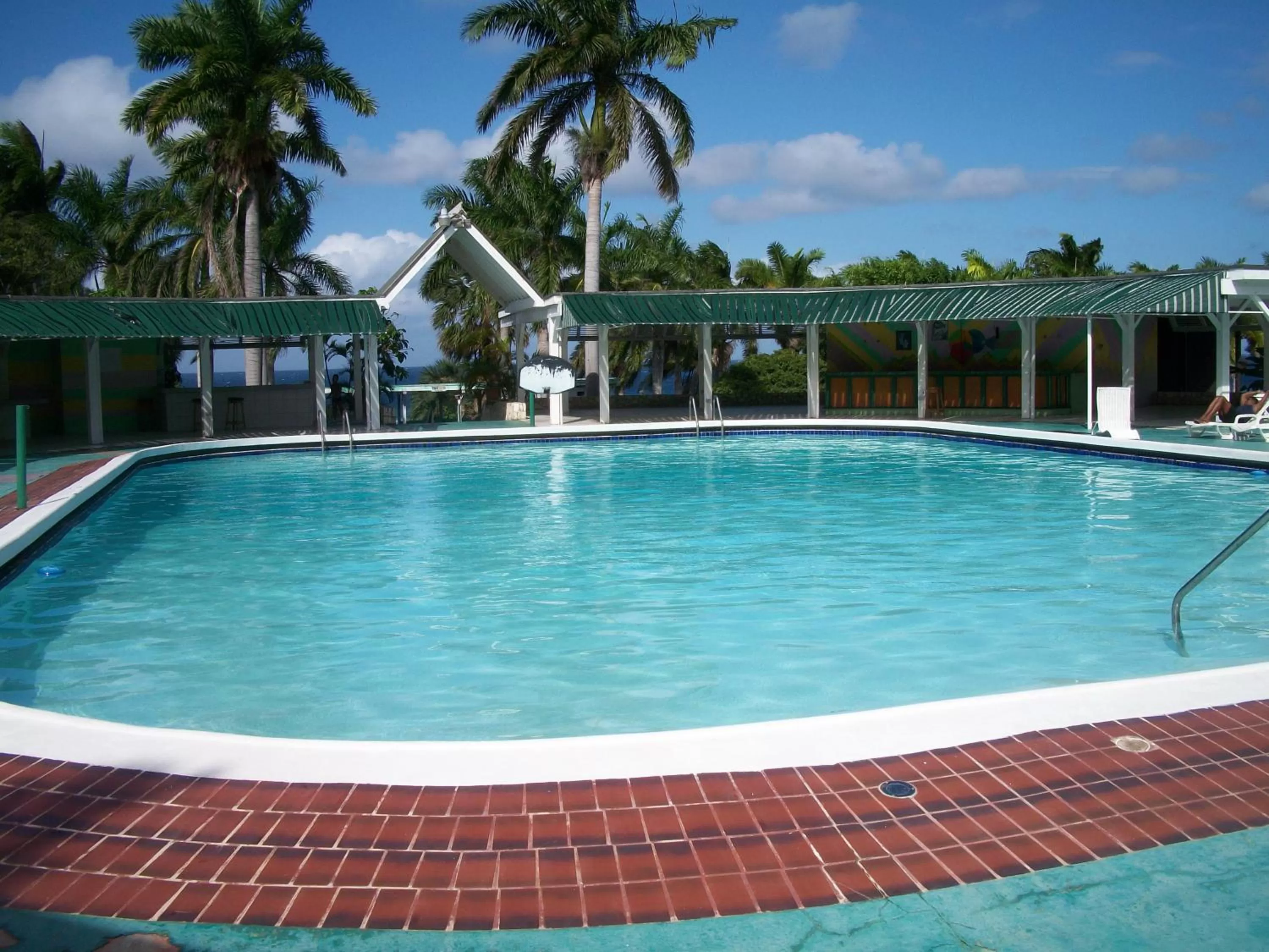 Swimming pool in Seacastles by the beach/pool