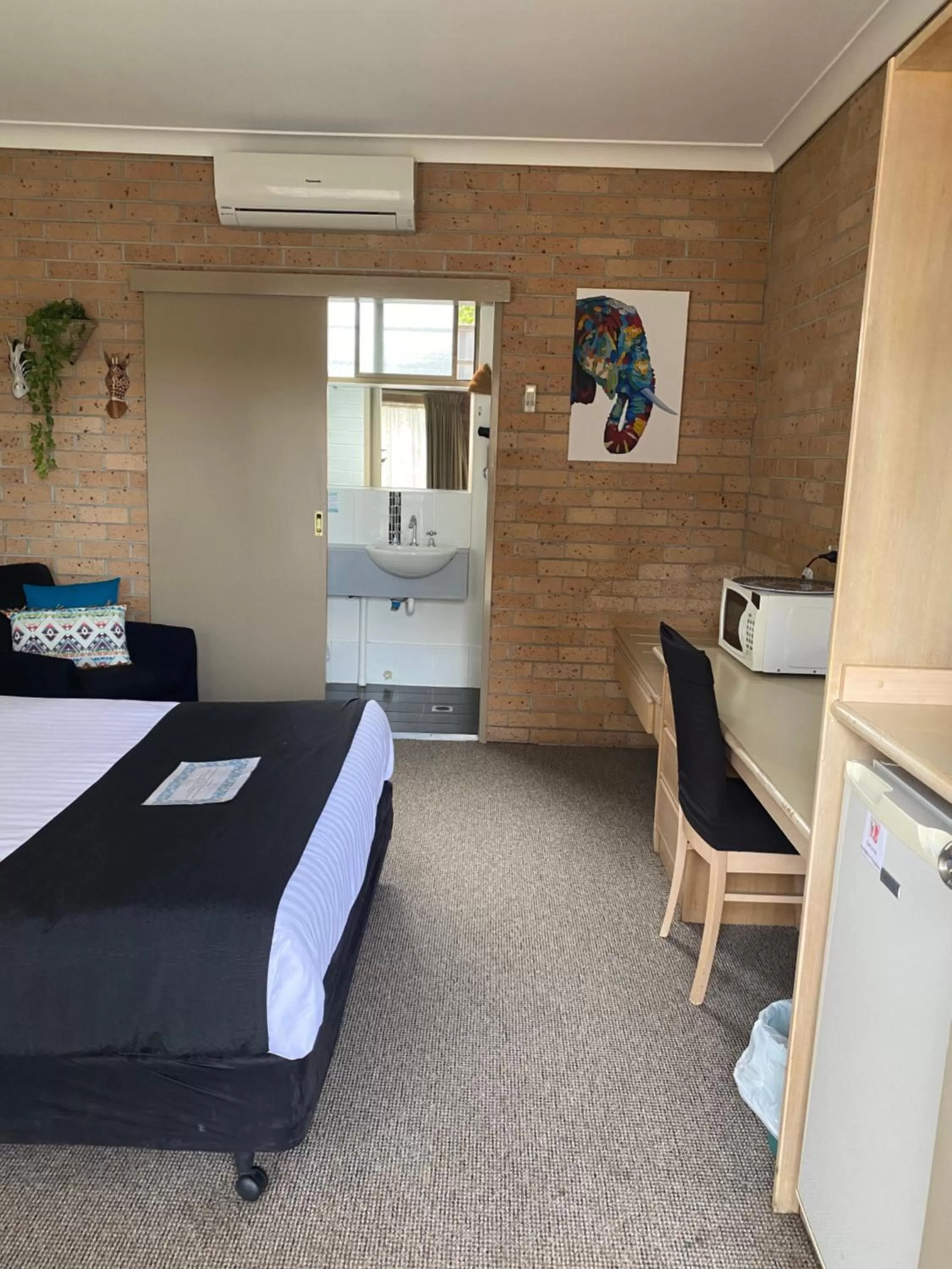 Bed in Marriott Park Motel