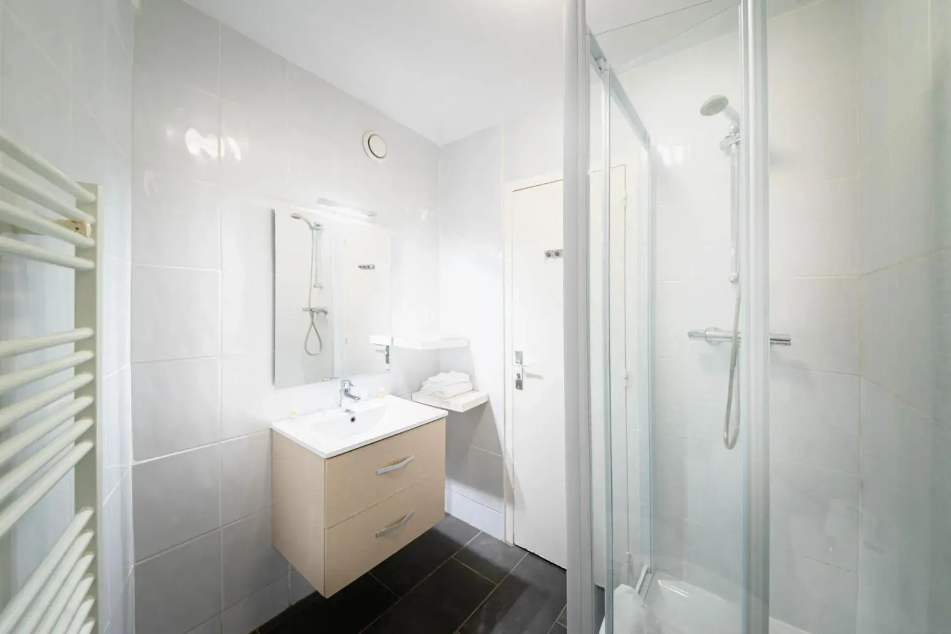 Bathroom in INTER-HOTEL Saint-Malo Ouest Le Crystal