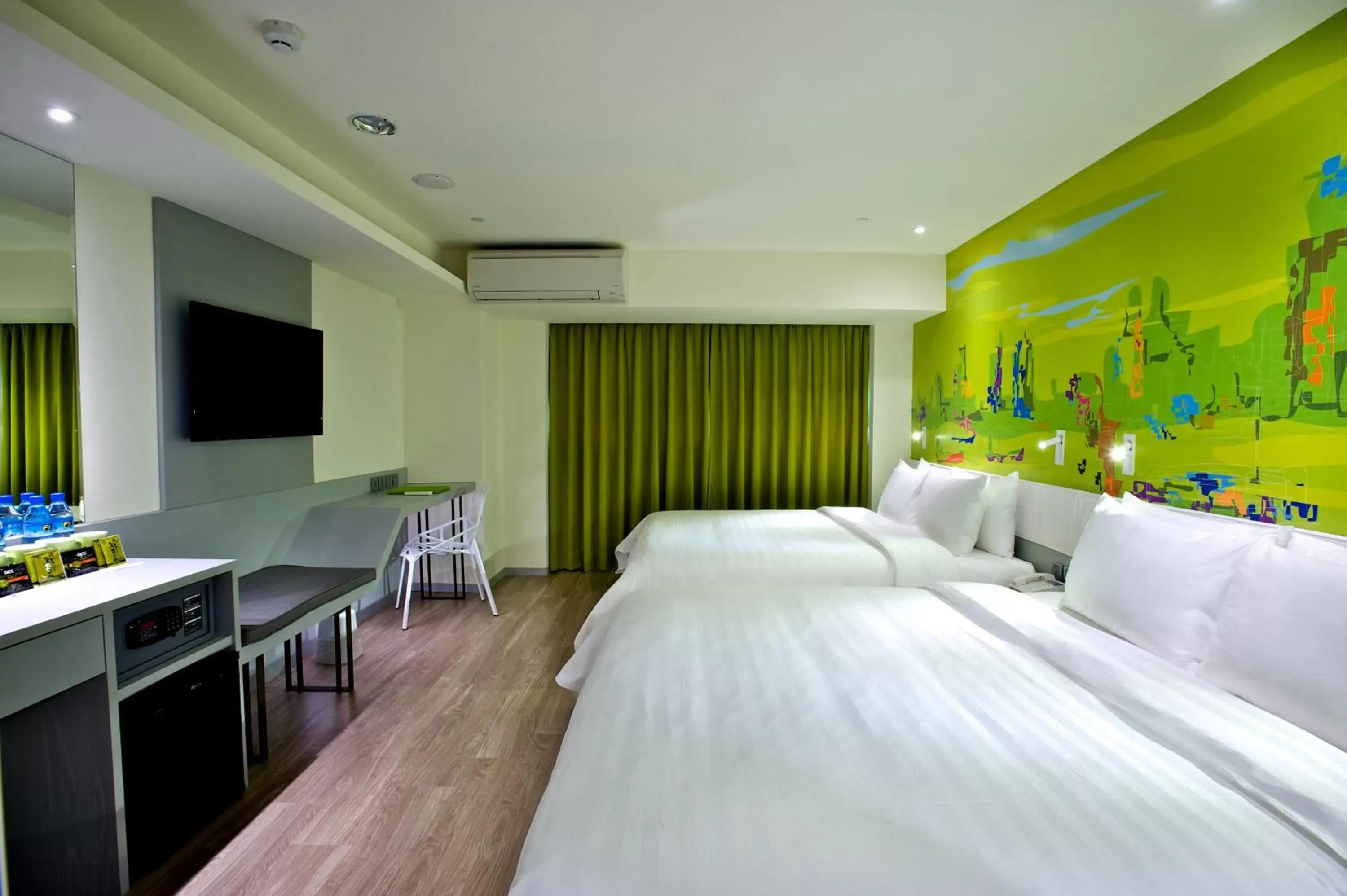 Photo of the whole room, Bed in FX INN Kaohsiung Zhonghua Road Branch