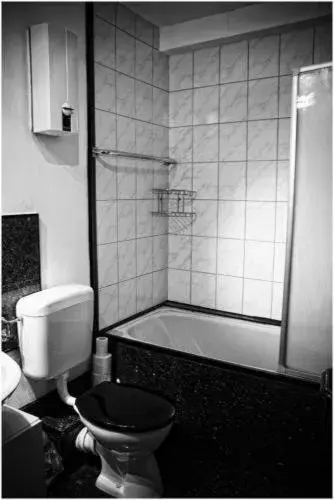 Bathroom in Balthasar Neumann Speiserei & Gästehaus - Zentrum Brühl -