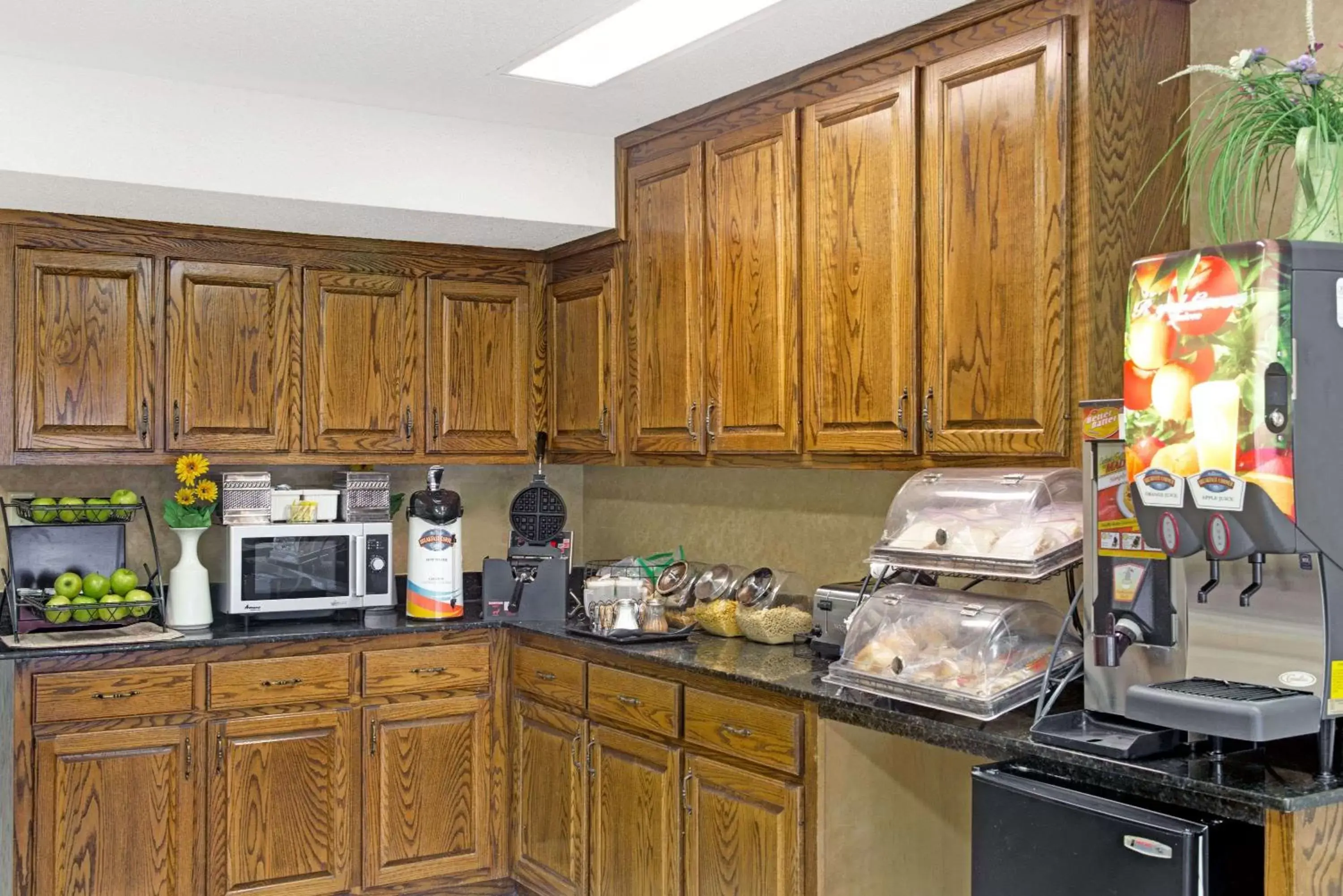 Restaurant/places to eat in Baymont by Wyndham Sanford Restaurant/places to eat in Baymont by Wyndham Sanford