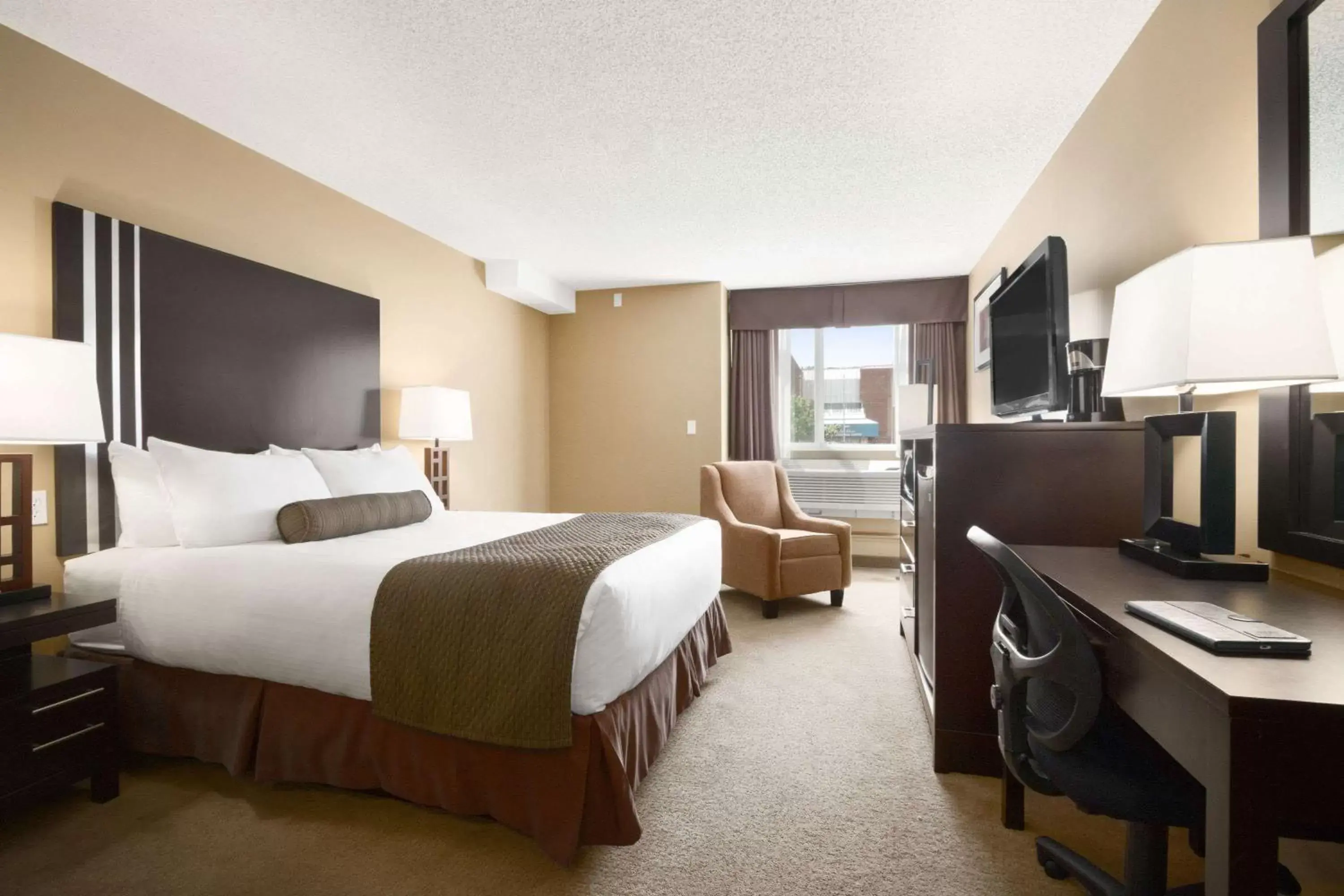 Photo of the whole room, Bed in Days Inn by Wyndham Calgary Northwest