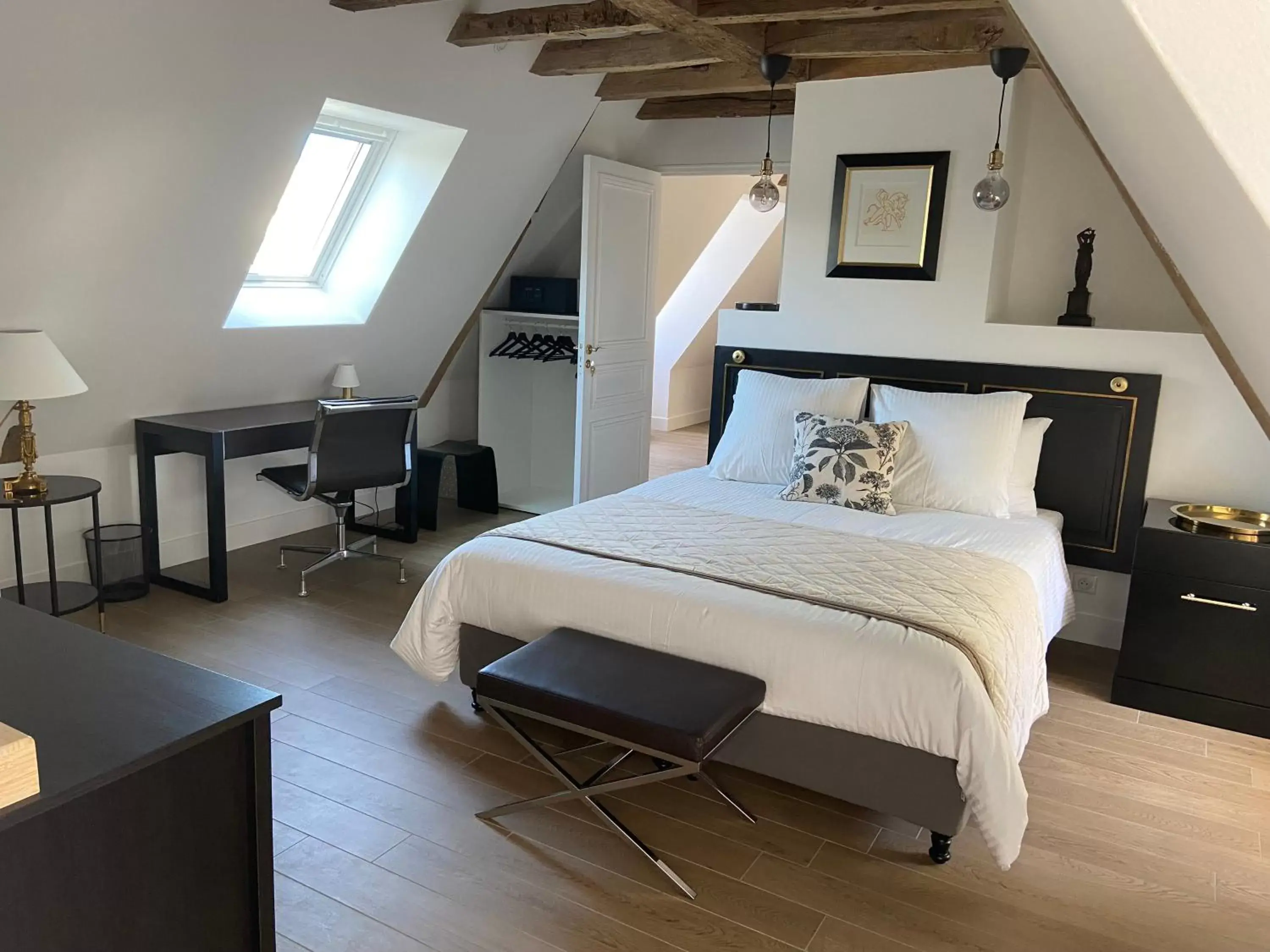 Bedroom, Bed in La Grande Carrée