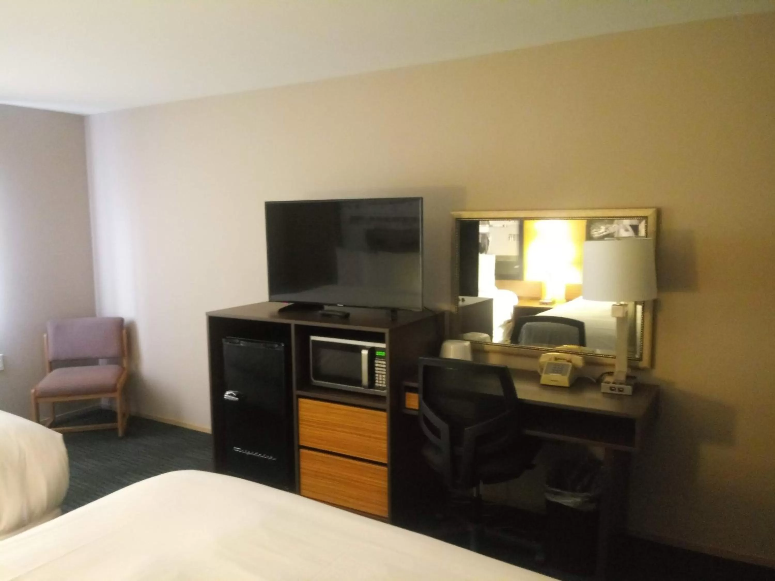 TV and multimedia, Bed in Super 8 by Wyndham Lynnwood