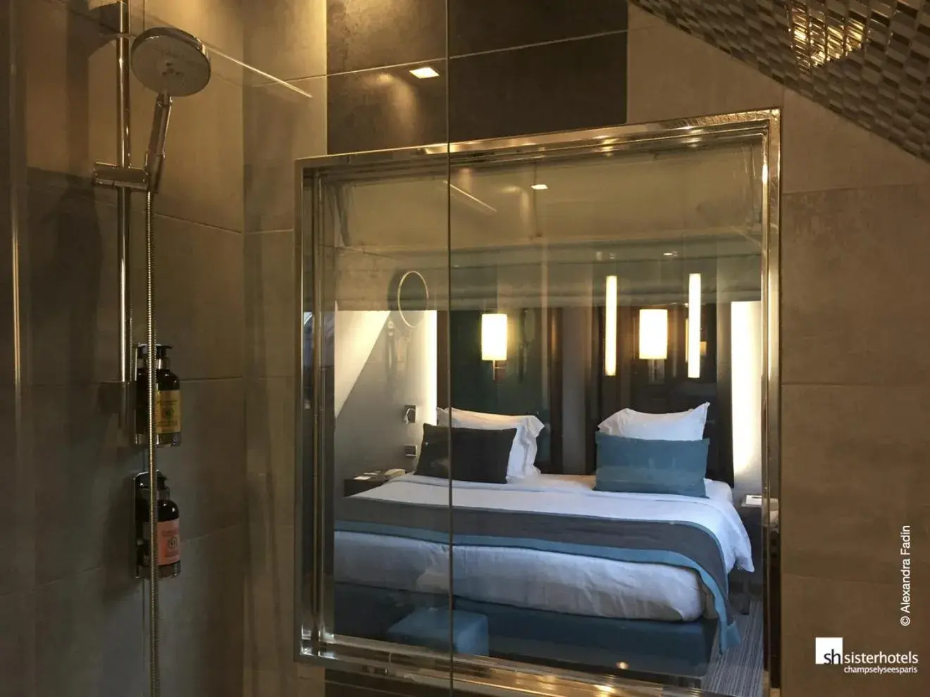 Bathroom, Bed in Hôtel Bassano