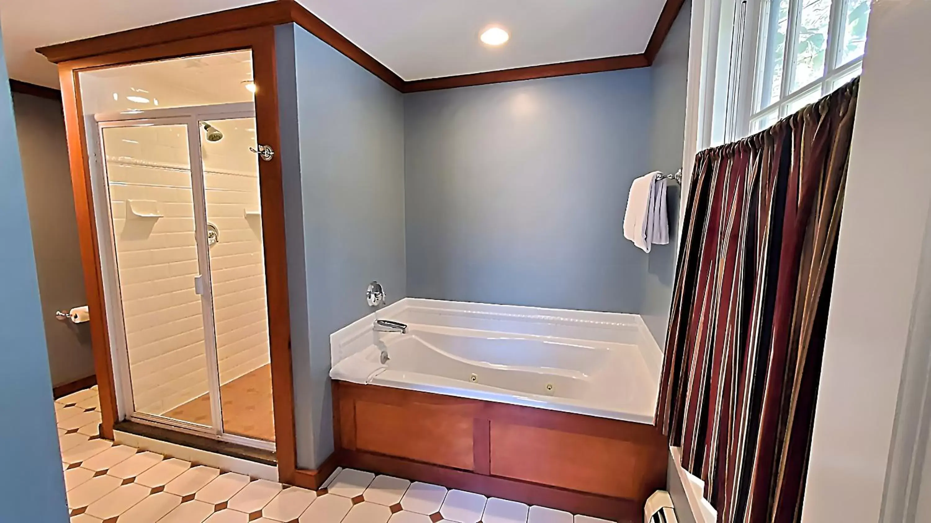 Shower, Bathroom in Four Columns Inn