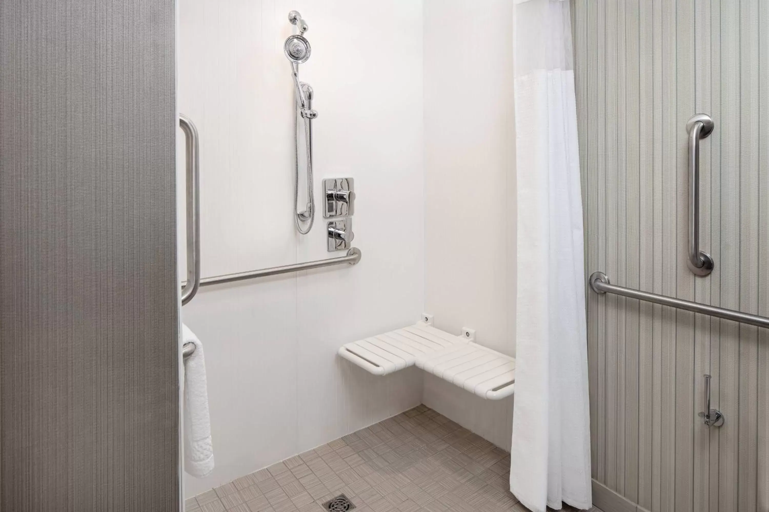 Bathroom in Courtyard by Marriott Dallas Downtown/Reunion District