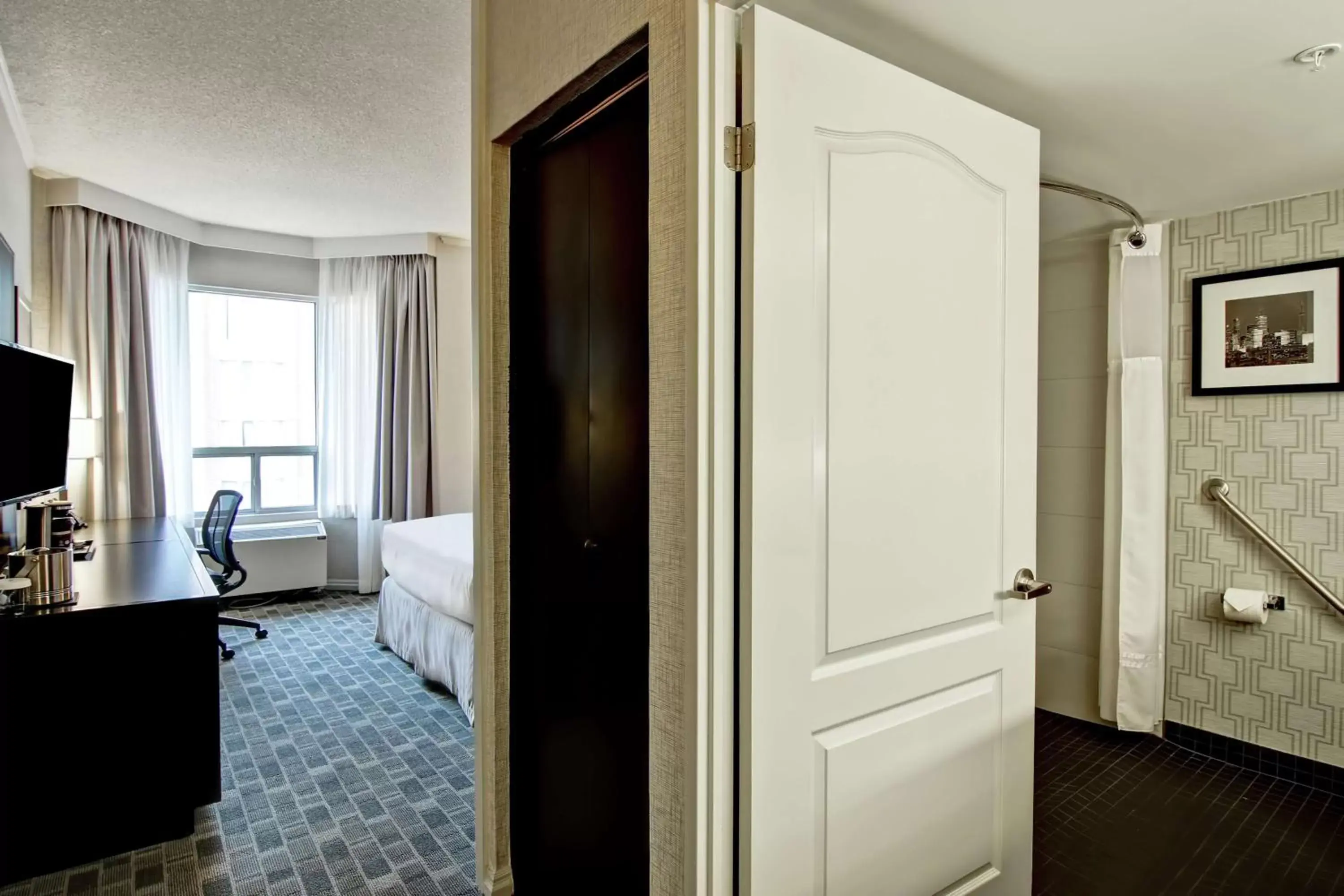 Bedroom, TV/Entertainment Center in DoubleTree by Hilton Toronto Downtown