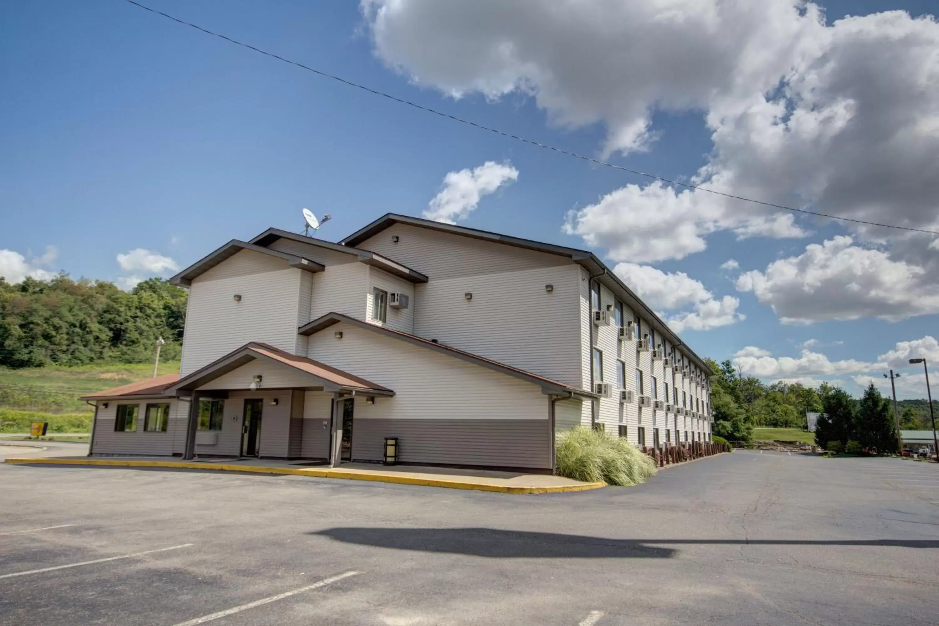 Property building, Facade/Entrance in Super 8 by Wyndham Zanesville