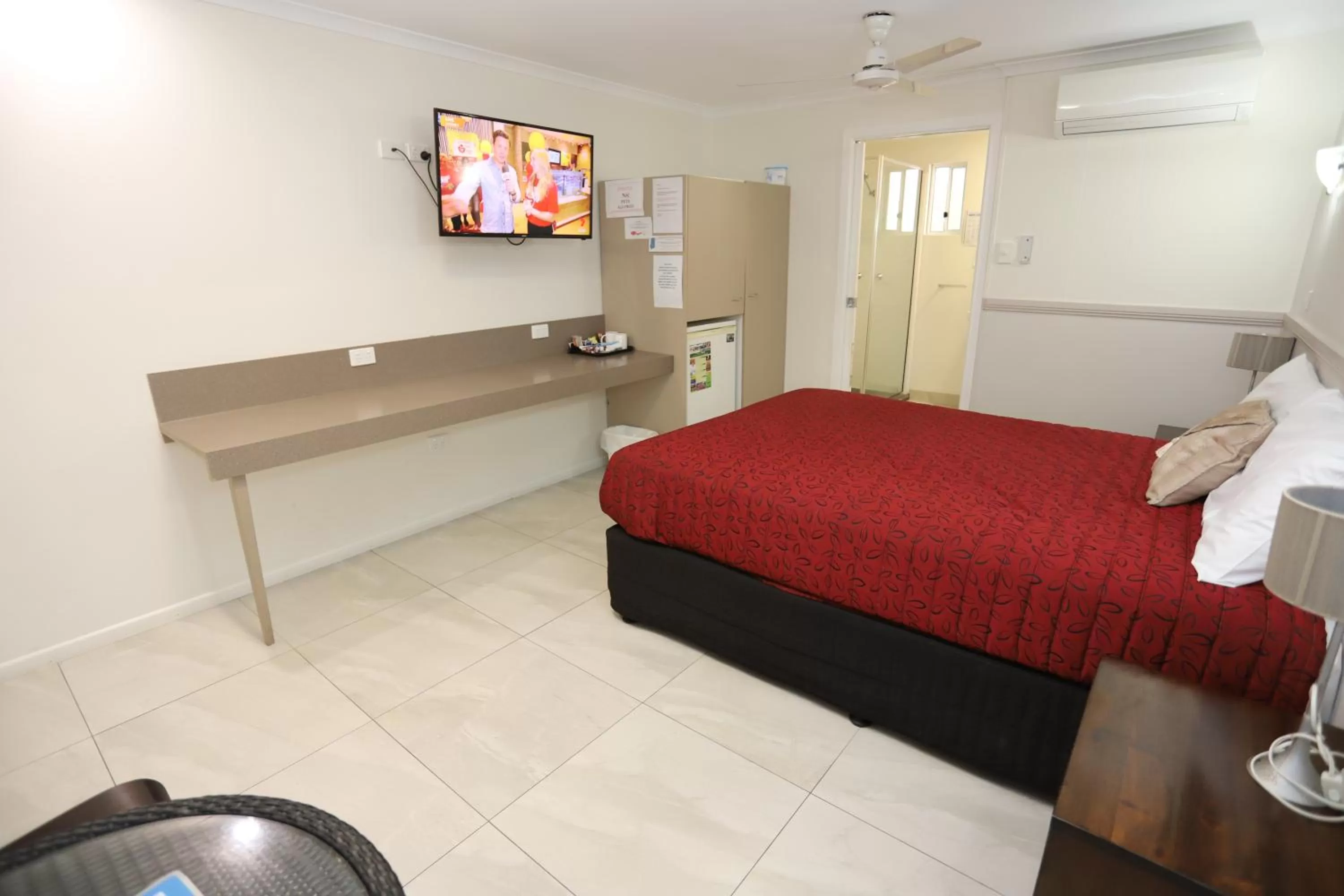 Photo of the whole room, Bed in Miners Lodge Motor Inn