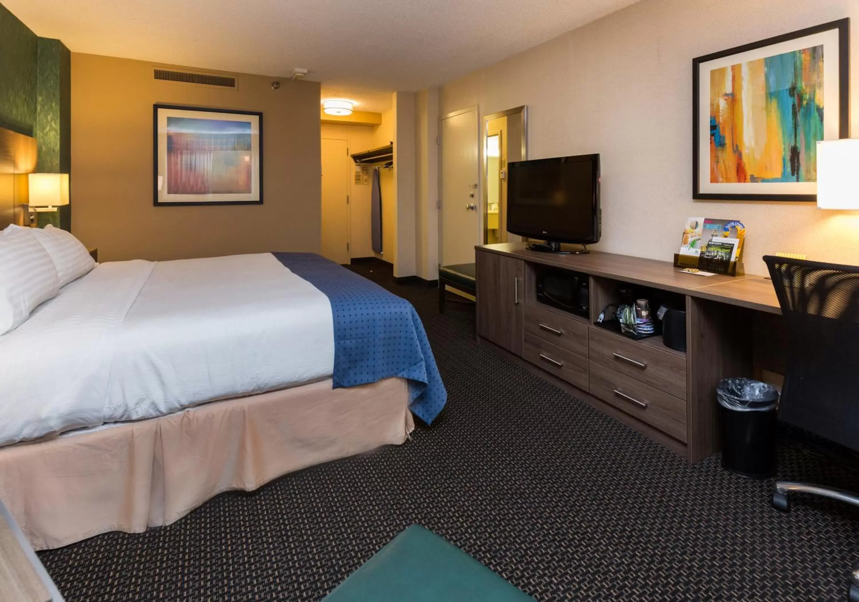 Double Room with Two Double Beds - Non-Smoking in Holiday Inn Des Moines-Downtown-Mercy Campus, an IHG Hotel