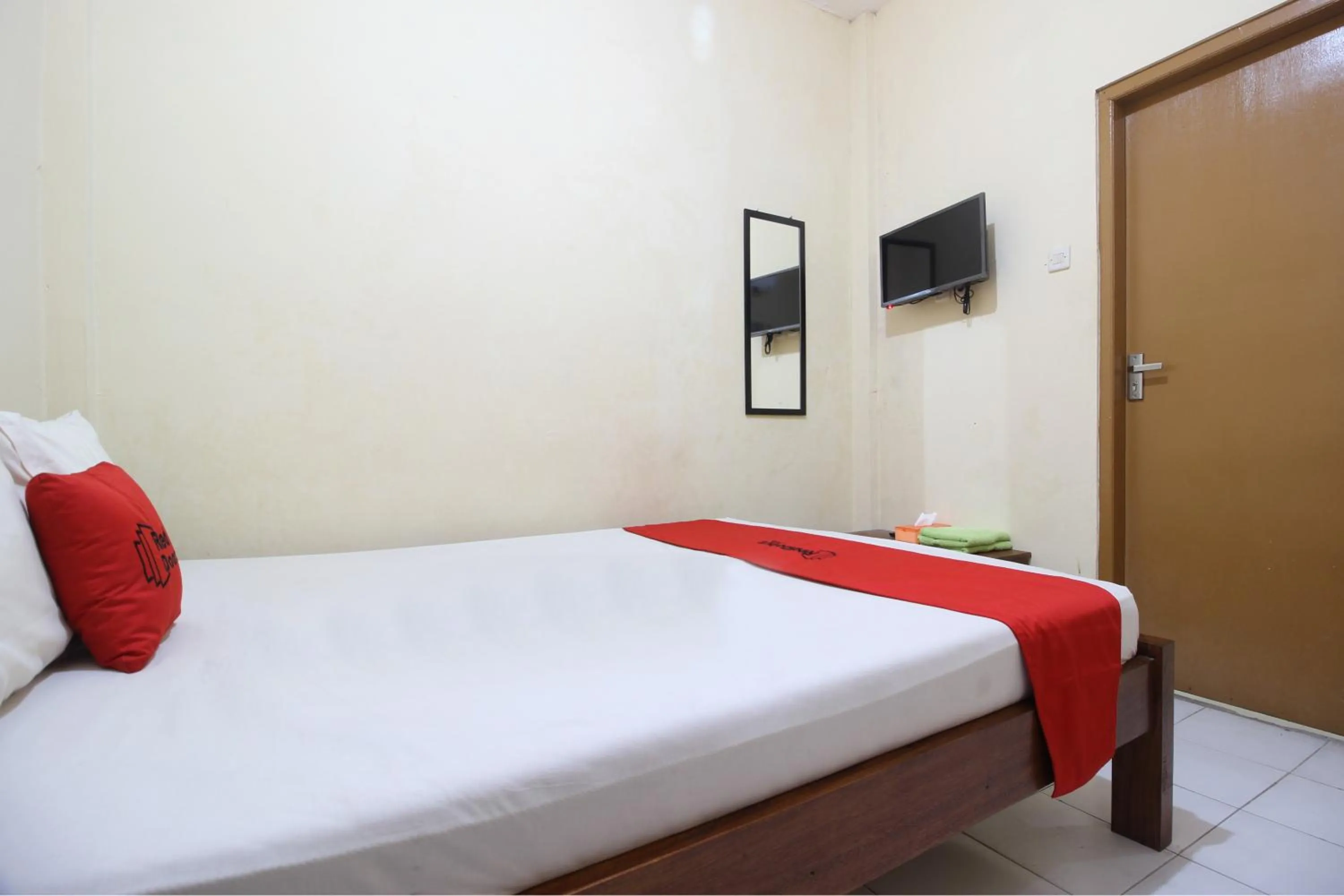 Bedroom, Bed in RedDoorz @ Jalan Parangtritis